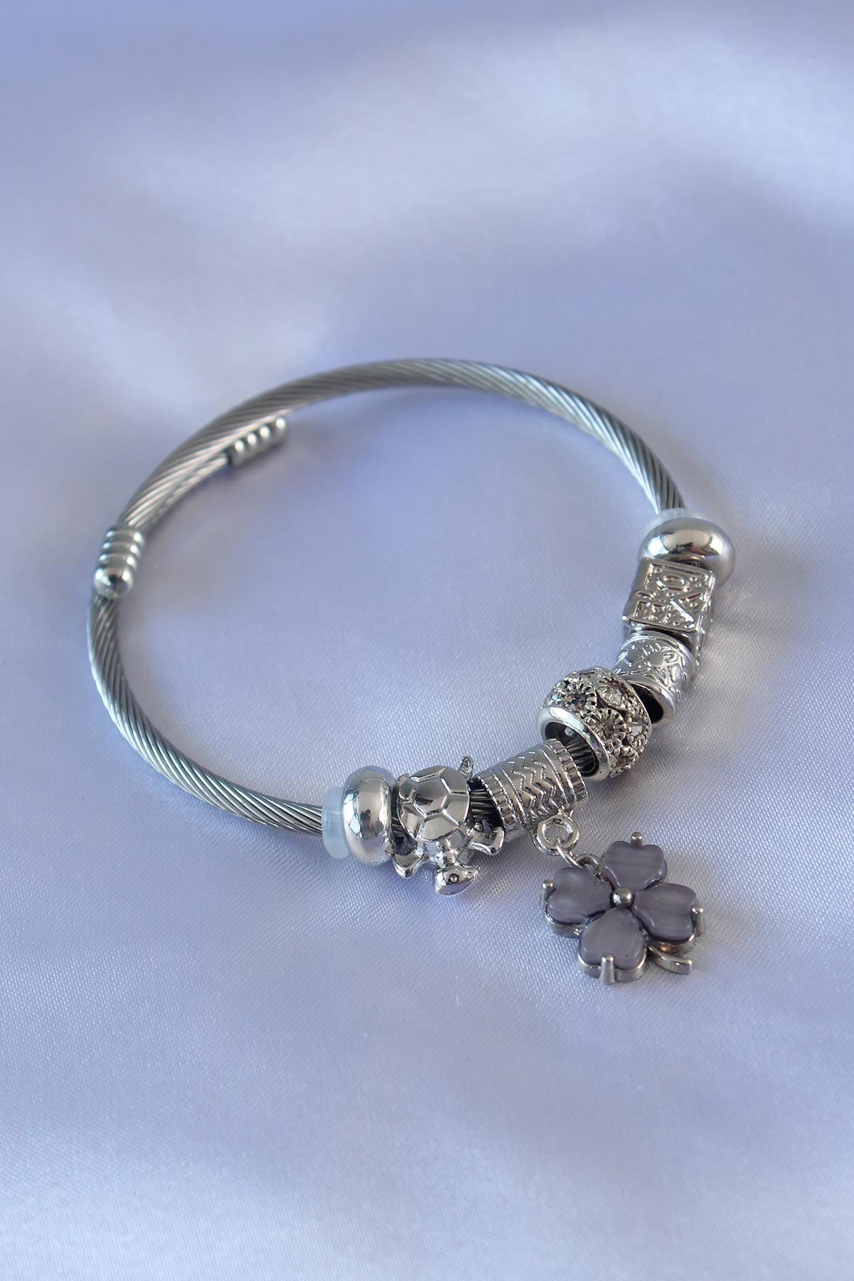 Erb%20Gri%20Yonca%20Detaylı%20Charm%20Kadın%20Bileklik