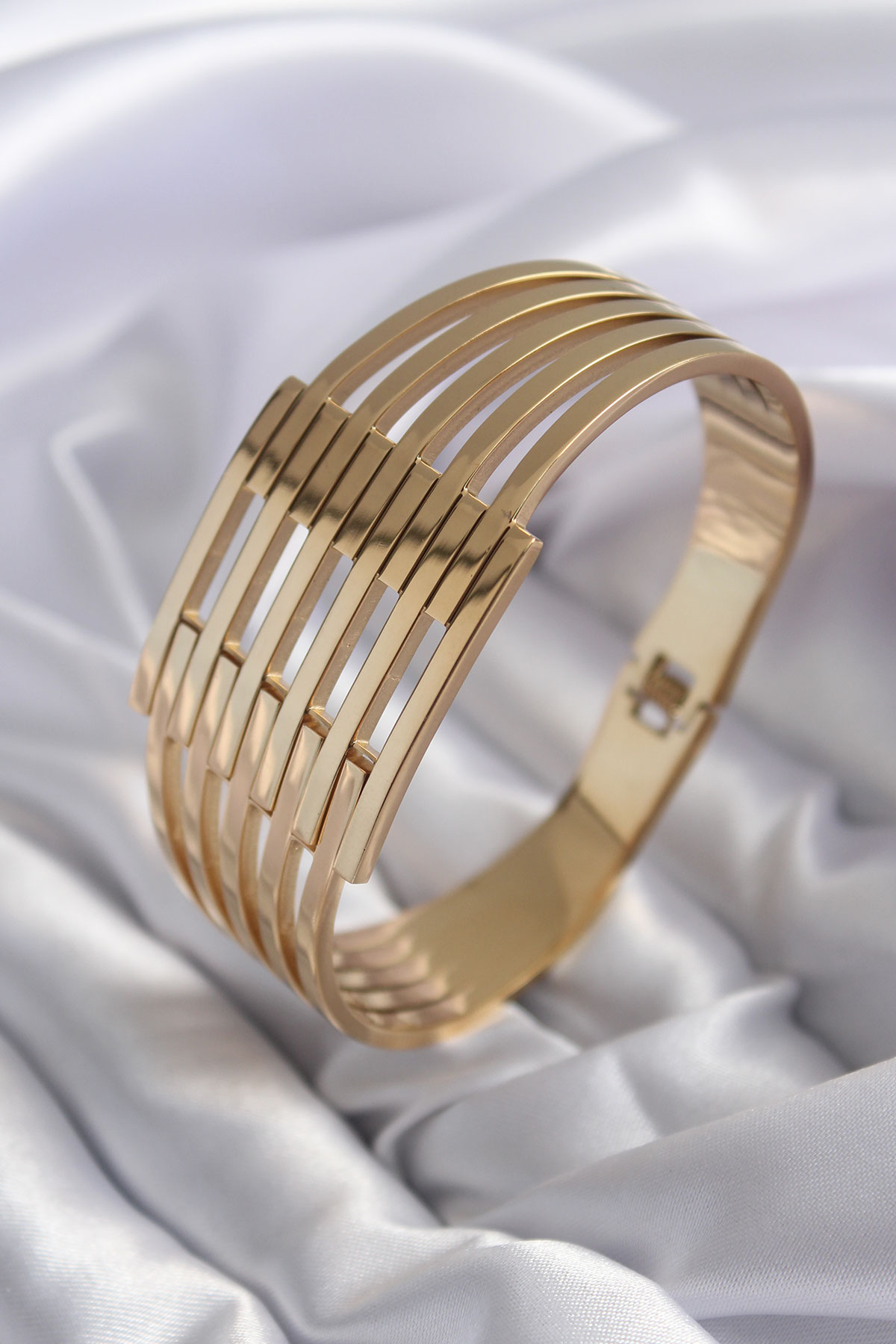 Erb%20316L%20Çelik%20Gold%20Renk%20Kaburga%20Model%20Kadın%20Kelepçe