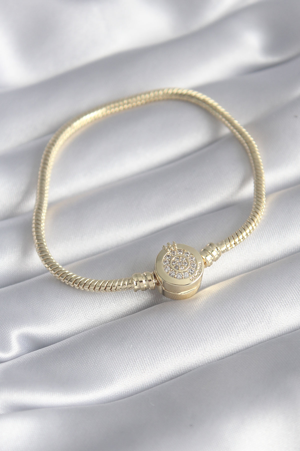 Erb%20316L%20Çelik%20Gold%20Renk%20Zirkon%20Taş%20Detay%20Charm%20Model%20Kadın%20Bileklik