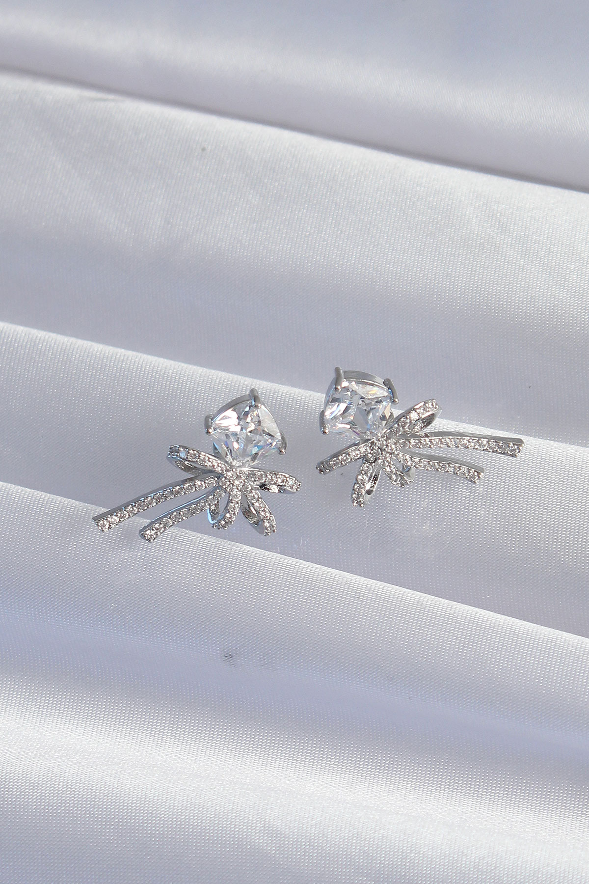 Erb Pirinç Gümüş Renk Kare Zirkon Taşlı Fiyonk Küpe