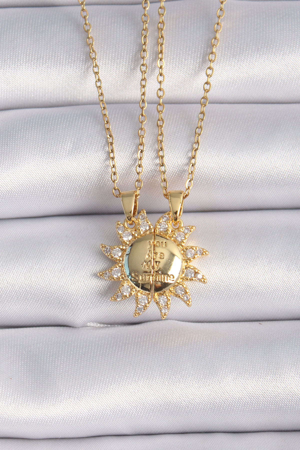 Erb%20316L%20Çelik%20Gold%20Renk%20Zirkon%20Taşlı%20Güneş%20Model%20İşleme%20Yazı%20Detay%20Arkadaş%20Kolyesi
