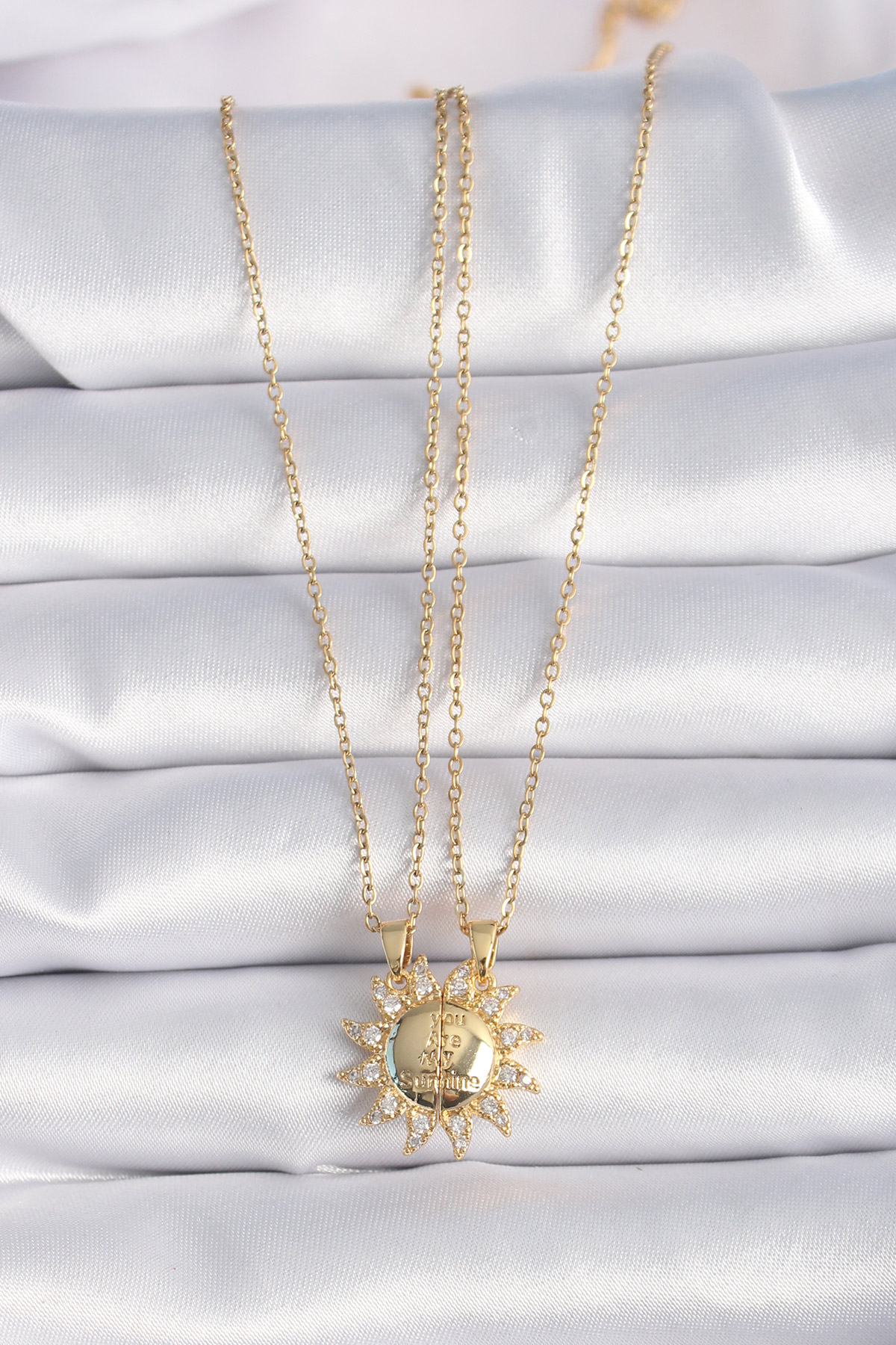 Erb%20316L%20Çelik%20Gold%20Renk%20Zirkon%20Taşlı%20Güneş%20Model%20İşleme%20Yazı%20Detay%20Arkadaş%20Kolyesi