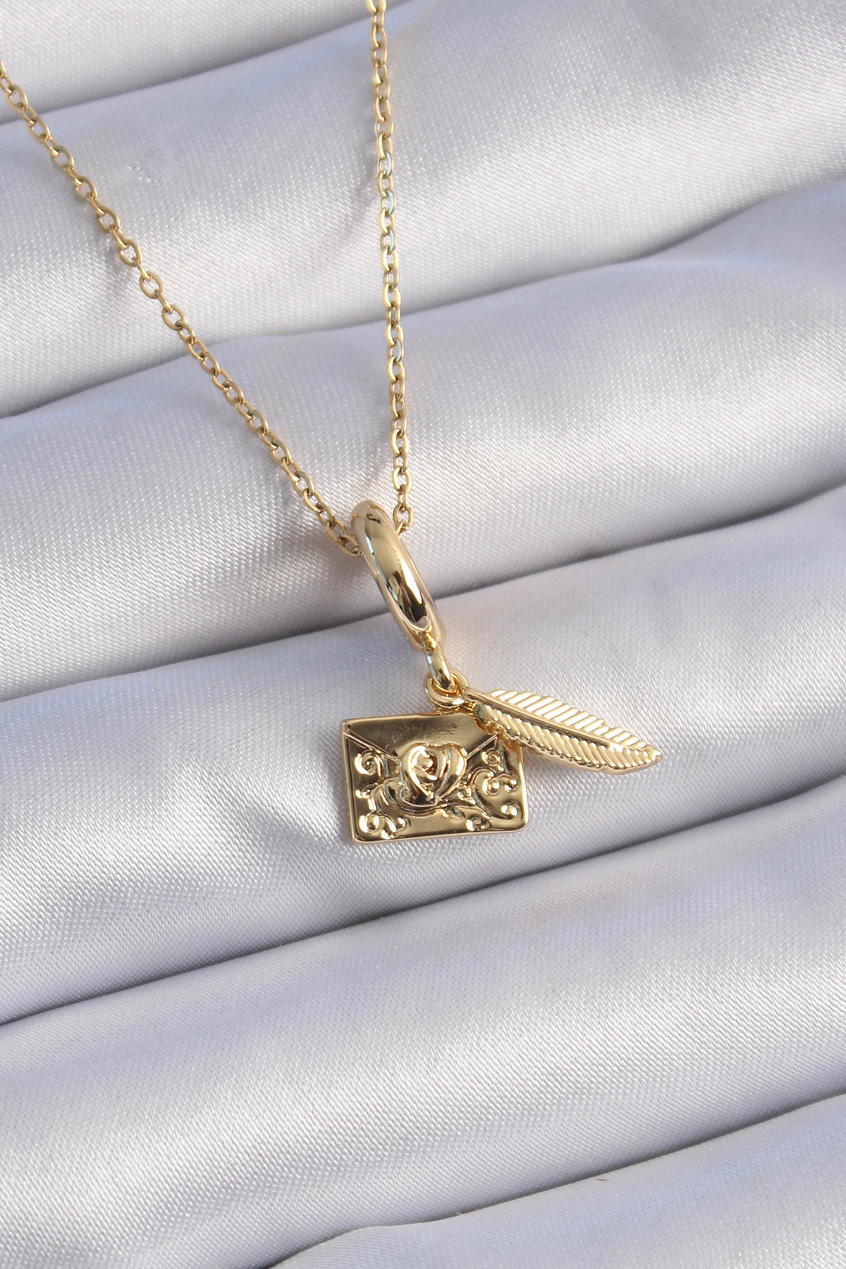 Erb 316L Çelik Gold Renk Kalp Detay Mektup Figür Charm Model Kadın Kolye