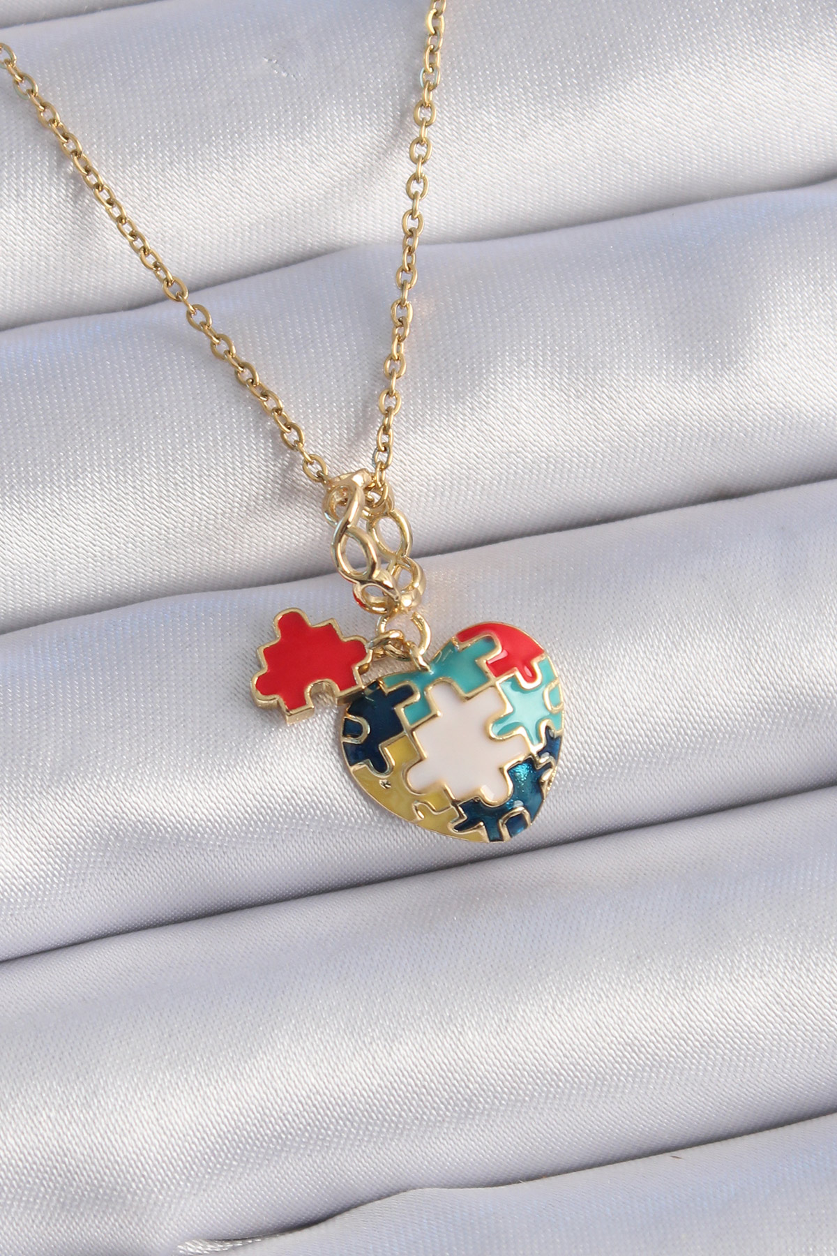 Erb%20316L%20Çelik%20Gold%20Renk%20Yapboz%20Motif%20Kalp%20Figür%20Charm%20Model%20Kadın%20Kolye