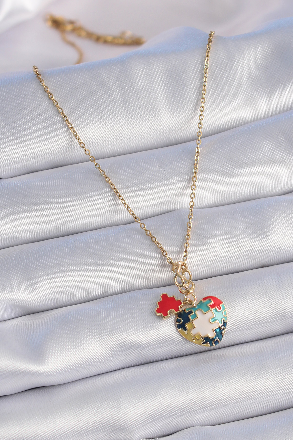 Erb%20316L%20Çelik%20Gold%20Renk%20Yapboz%20Motif%20Kalp%20Figür%20Charm%20Model%20Kadın%20Kolye