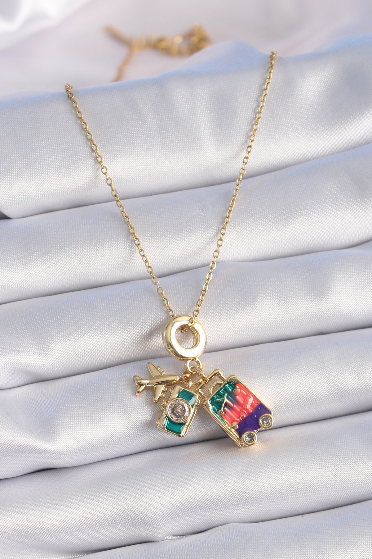 Erb%20316L%20Çelik%20Gold%20Renk%20Zirkon%20Taşlı%20Uçak%20Bavul%20Figür%20Charm%20Model%20Kadın%20Kolye