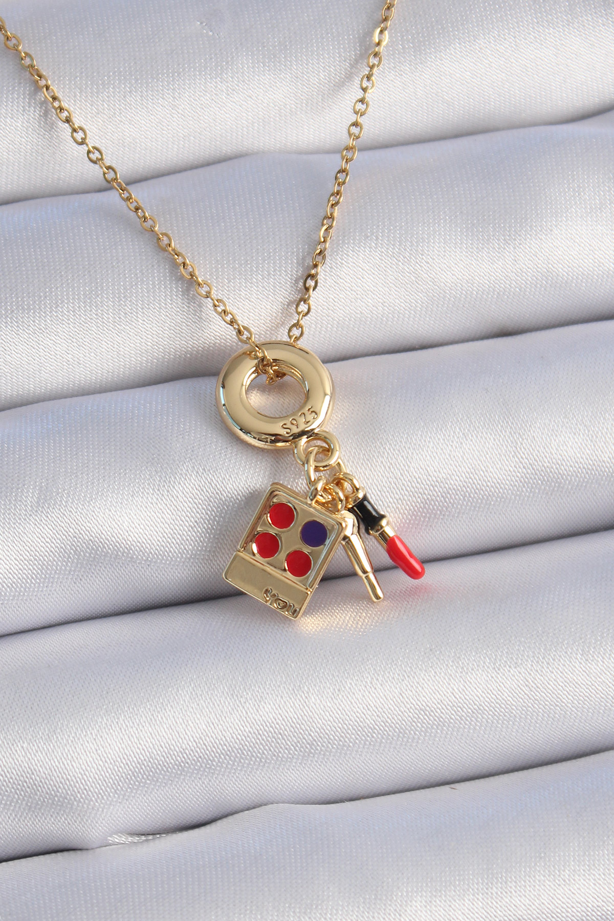 Erb%20316L%20Çelik%20Gold%20Renk%20Makyaj%20Paleti%20Figür%20Charm%20Model%20Kadın%20Kolye