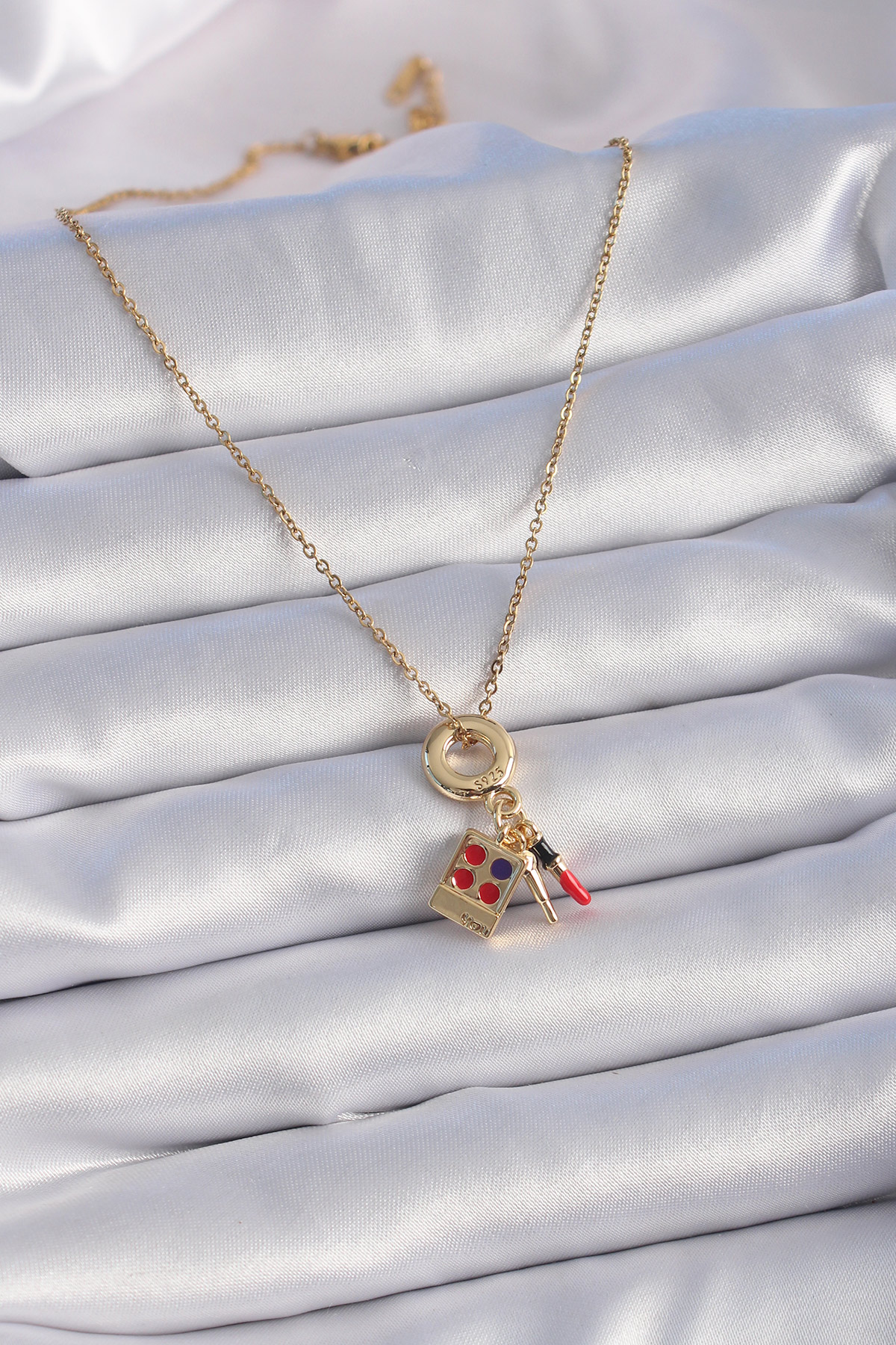 Erb%20316L%20Çelik%20Gold%20Renk%20Makyaj%20Paleti%20Figür%20Charm%20Model%20Kadın%20Kolye