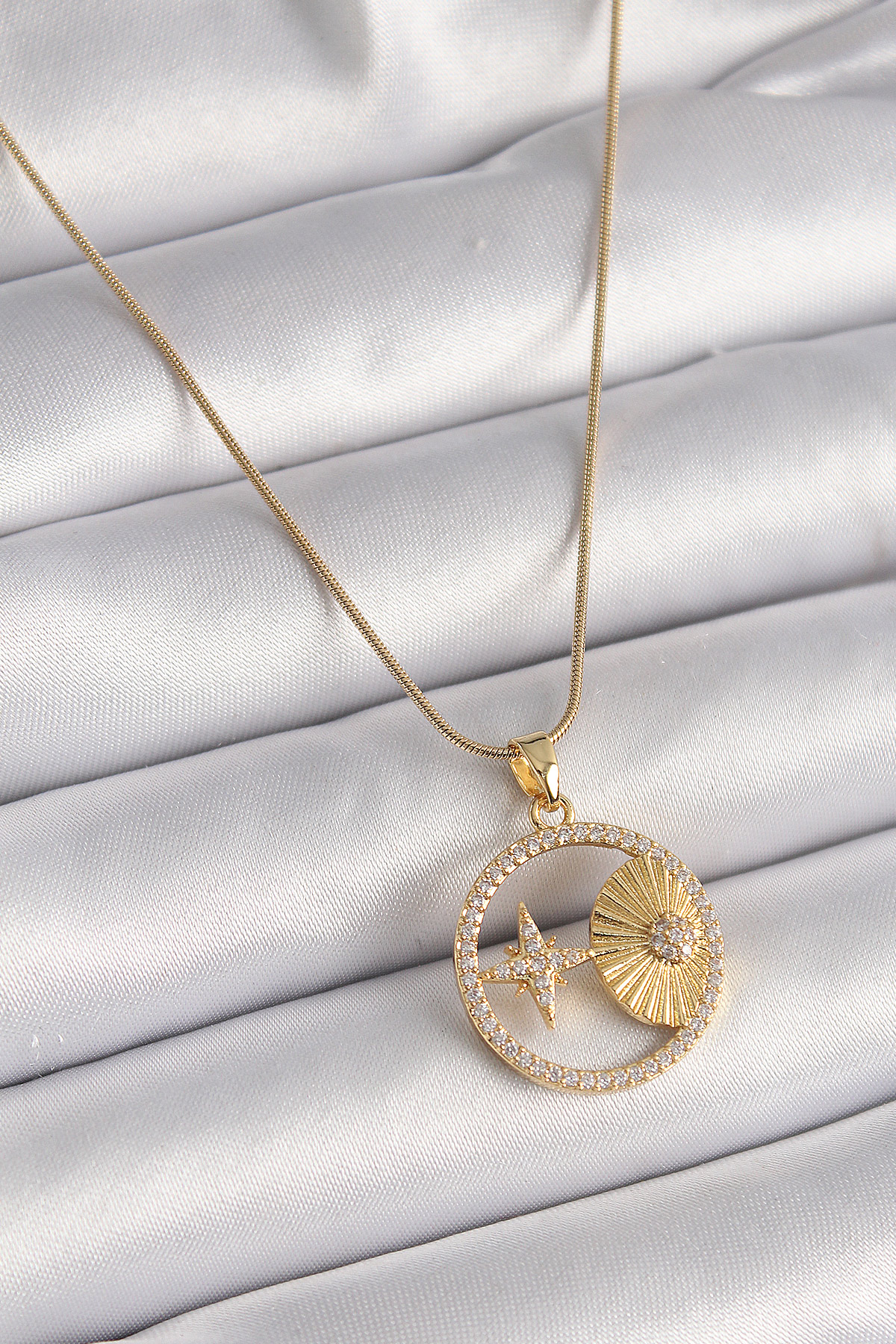 Erb%20316L%20Çelik%20Gold%20Renk%20Zincir%20Zirkon%20Taşlı%20Yıldız%20İşleme%20Madalyon%20Model%20Kadın%20Kolye