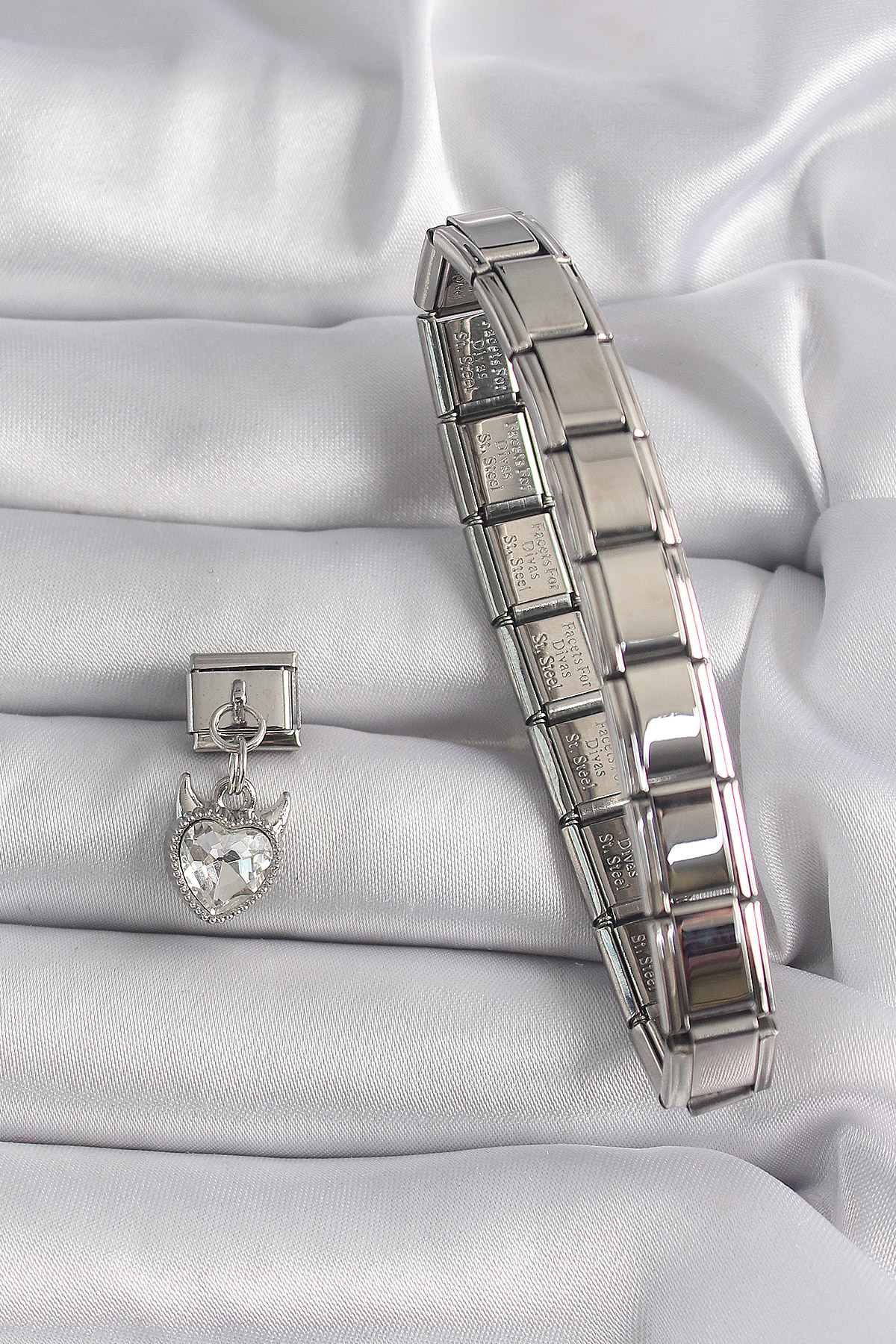 Erb 316L Çelik Gümüş Renk Sallantı Zirkon Taşlı Şeytani Kalp Model Nomination Charm