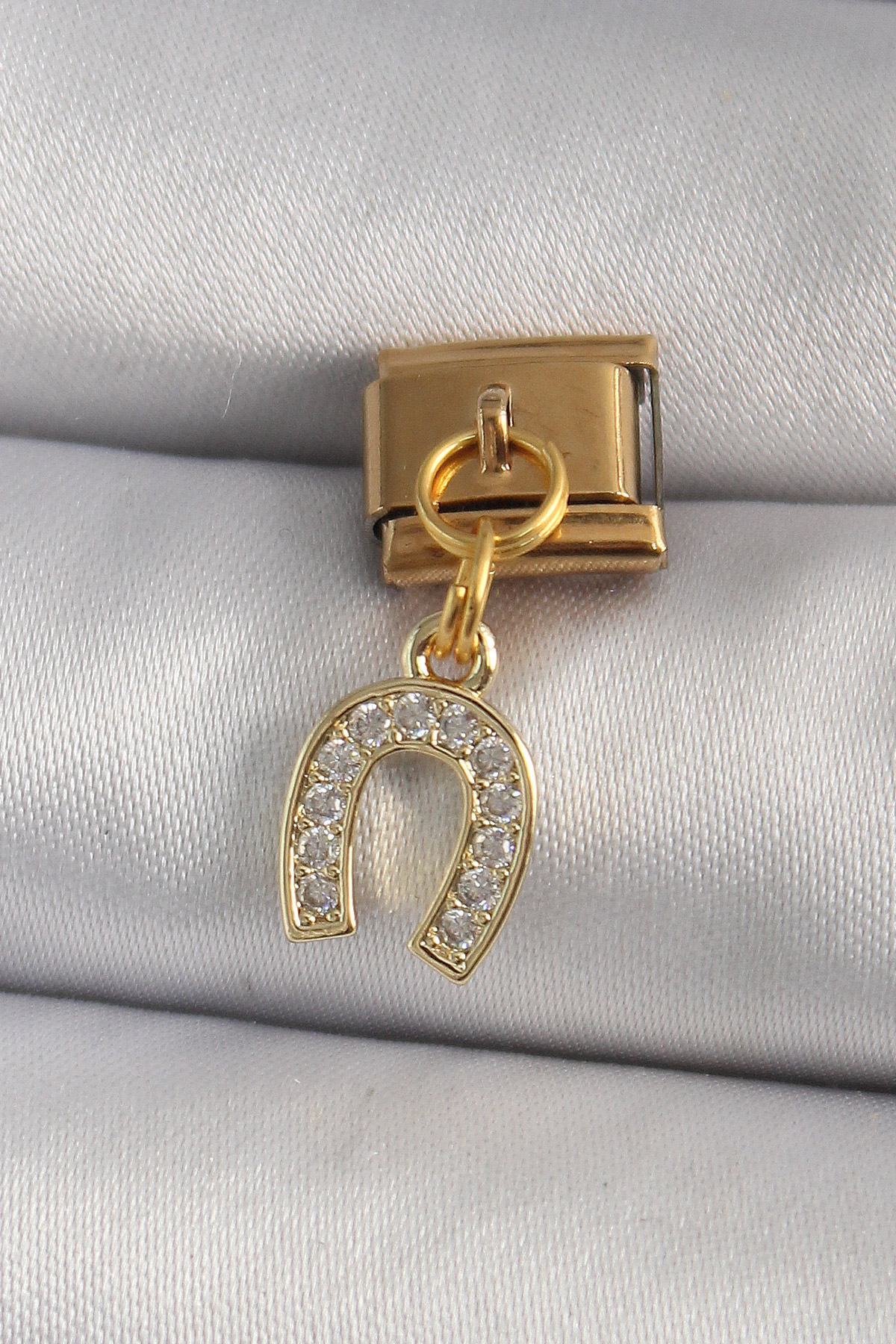Erb%20316L%20Çelik%20Gold%20Renk%20Sallantı%20Zirkon%20Taşlı%20Nal%20Model%20Nomination%20Charm