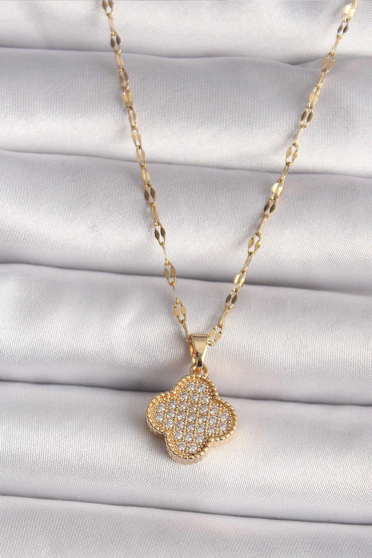 Erb%20316L%20Çelik%20Gold%20Renk%20Zirkon%20Taşlı%20Yonca%20Model%20Kadın%20Kolye