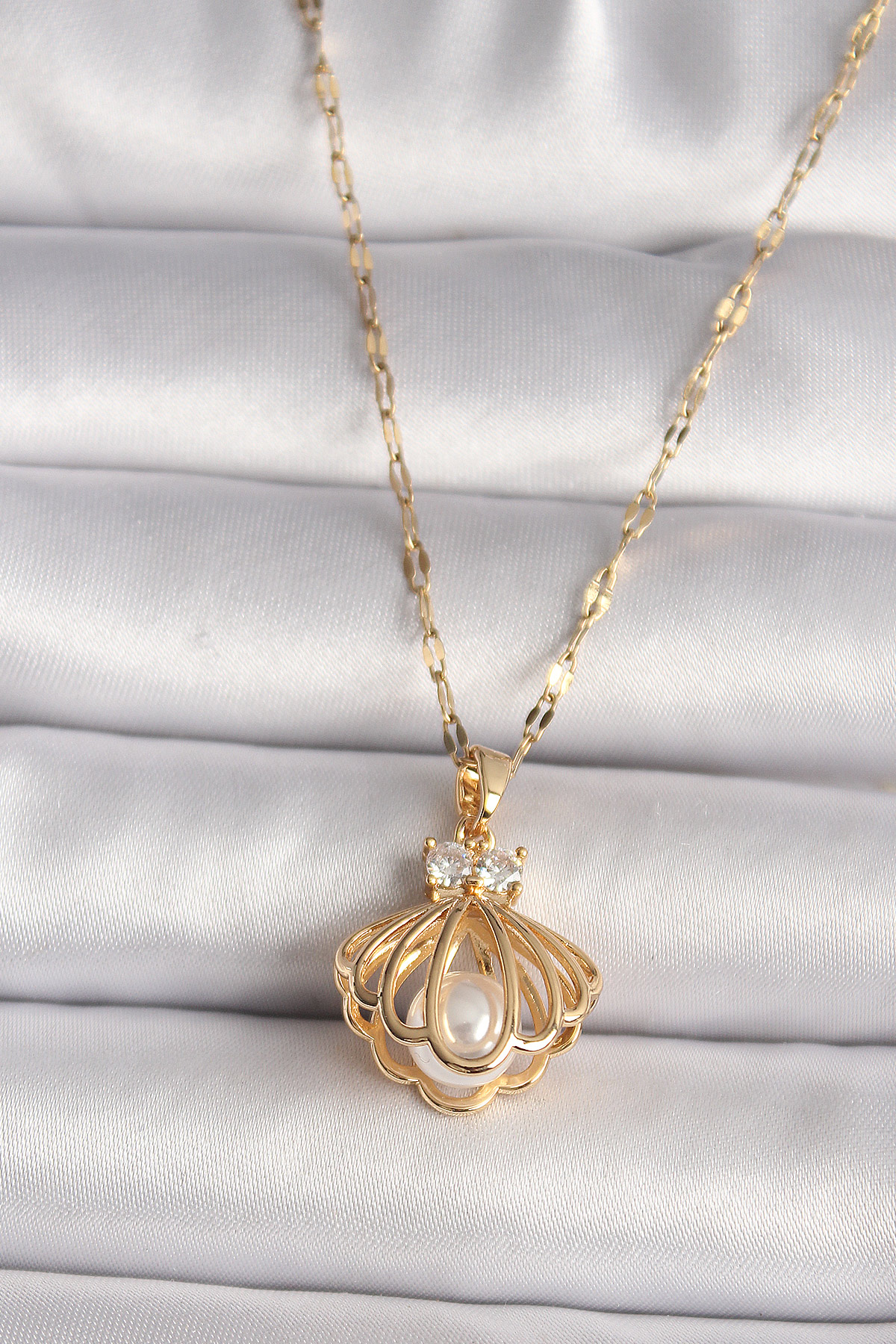 Erb%20316L%20Çelik%20Gold%20Renk%20Zirkon%20Taşlı%20İstiridye%20Model%20İnci%20Detay%20Kadın%20Kolye