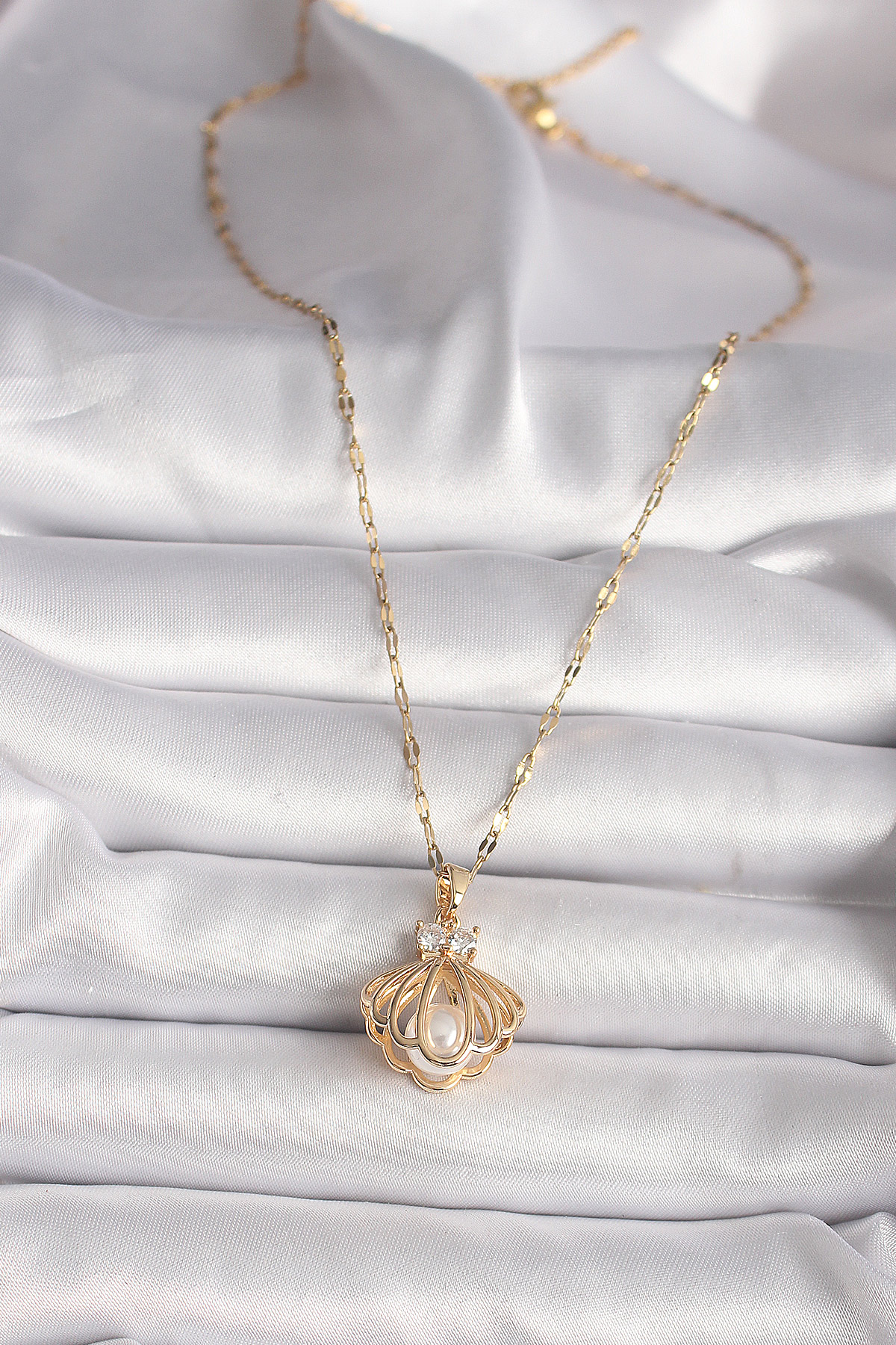 Erb%20316L%20Çelik%20Gold%20Renk%20Zirkon%20Taşlı%20İstiridye%20Model%20İnci%20Detay%20Kadın%20Kolye