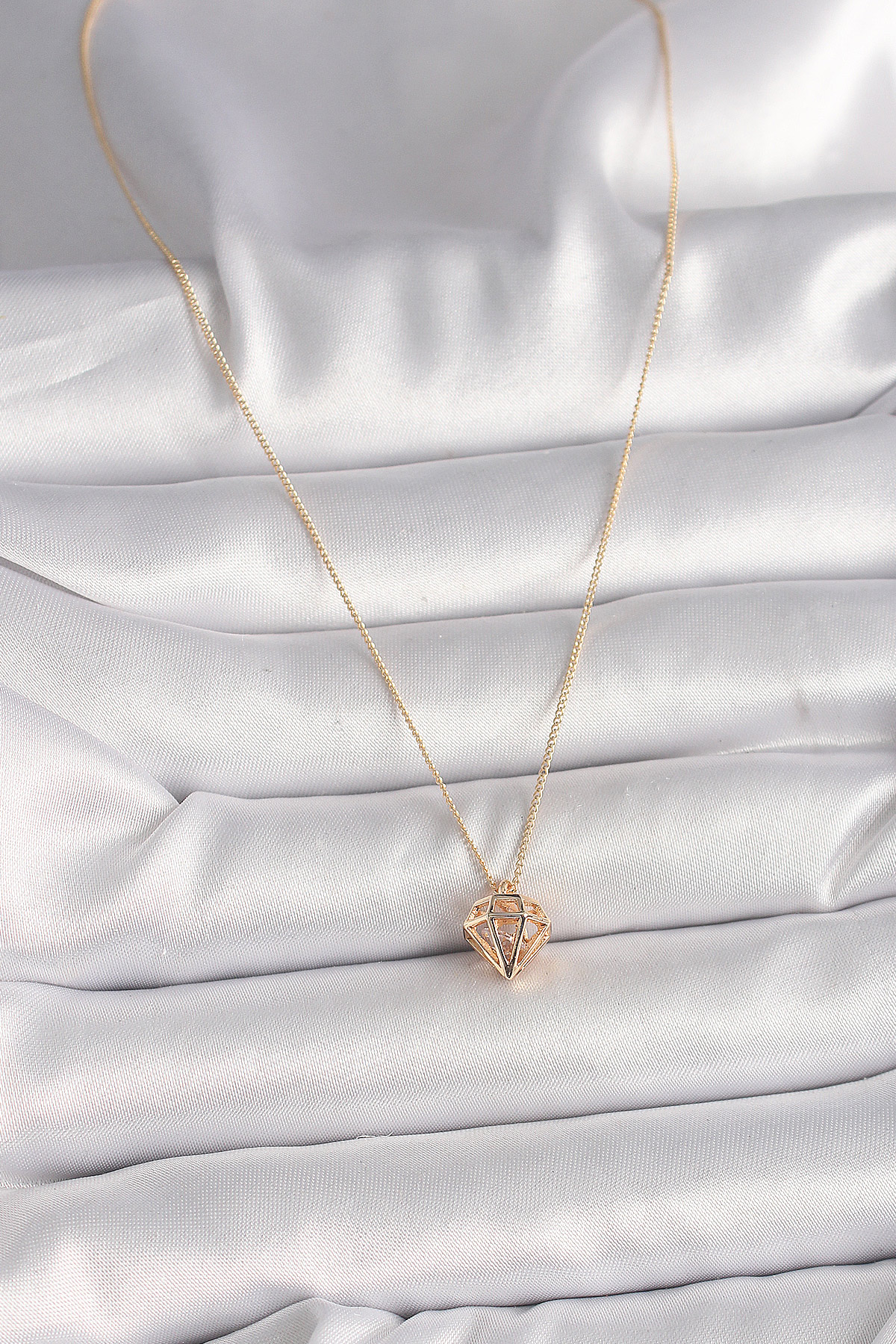Erb%20Pirinç%20Gold%20Renk%203D%20Zirkon%20Taşlı%20Elmas%20Model%20Kadın%20Kolye