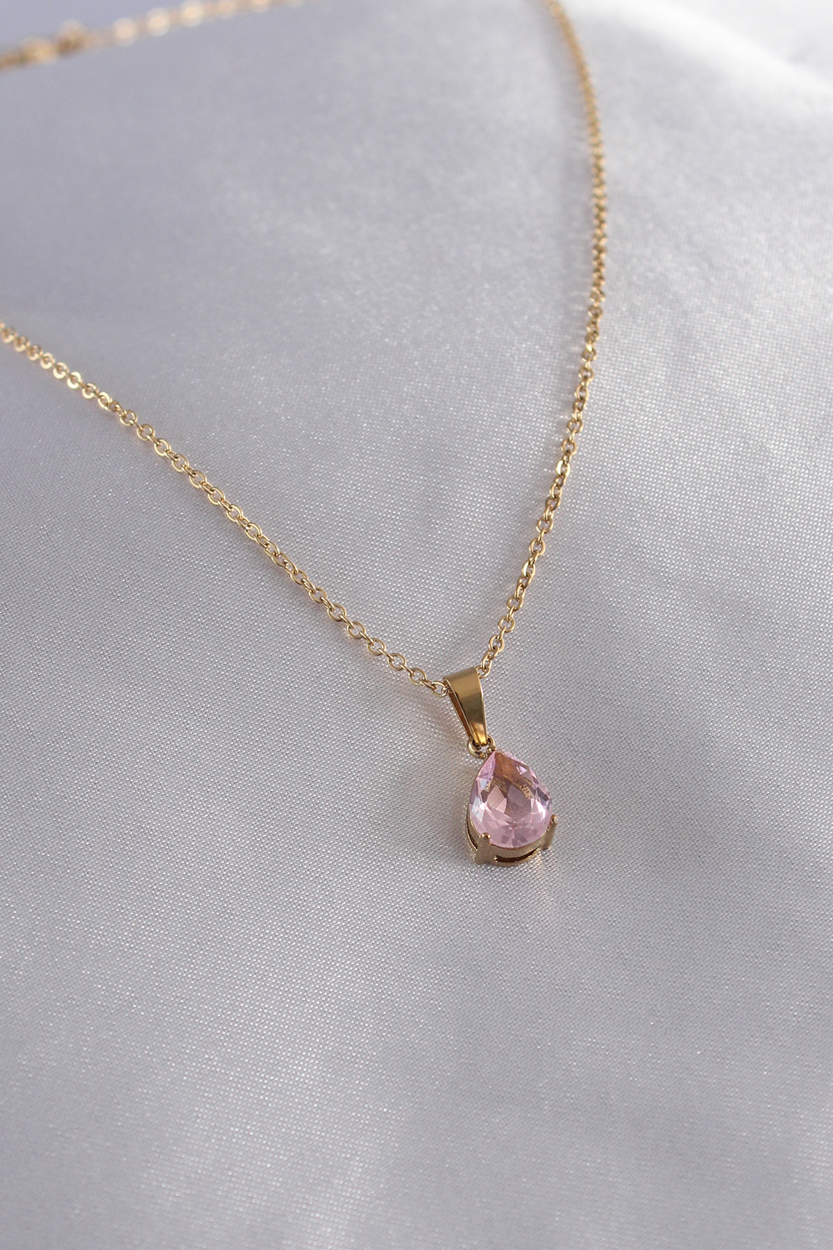 Erb%20316L%20Çelik%20Gold%20Renk%20Damla%20Model%20Kristal%20Taşlı%20Kadın%20Kolye