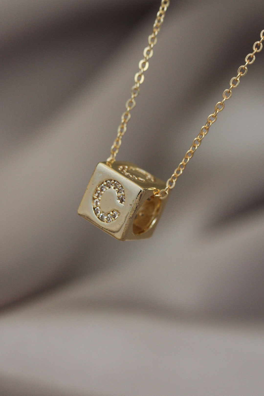 Erb%20Gold%20Renk%20Zirkon%20Taşlı%20Küp%20Model%20C%20Harfli%20Kolye