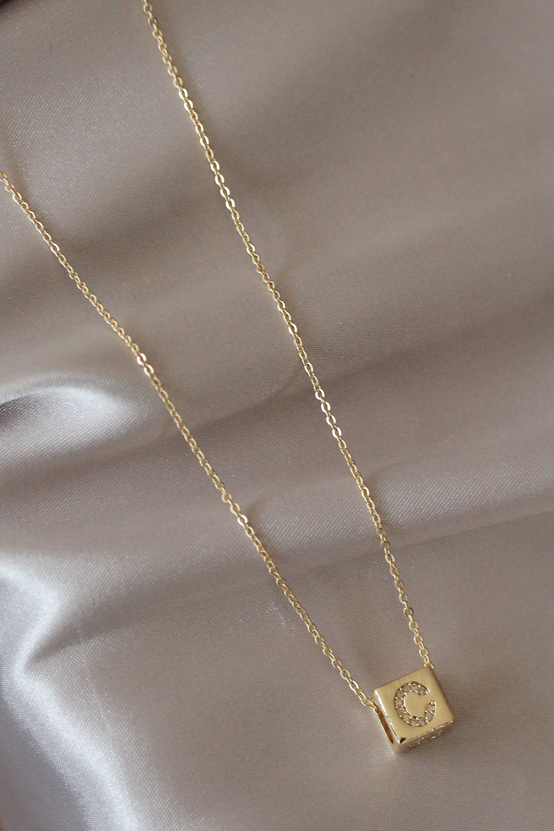Erb%20Gold%20Renk%20Zirkon%20Taşlı%20Küp%20Model%20C%20Harfli%20Kolye