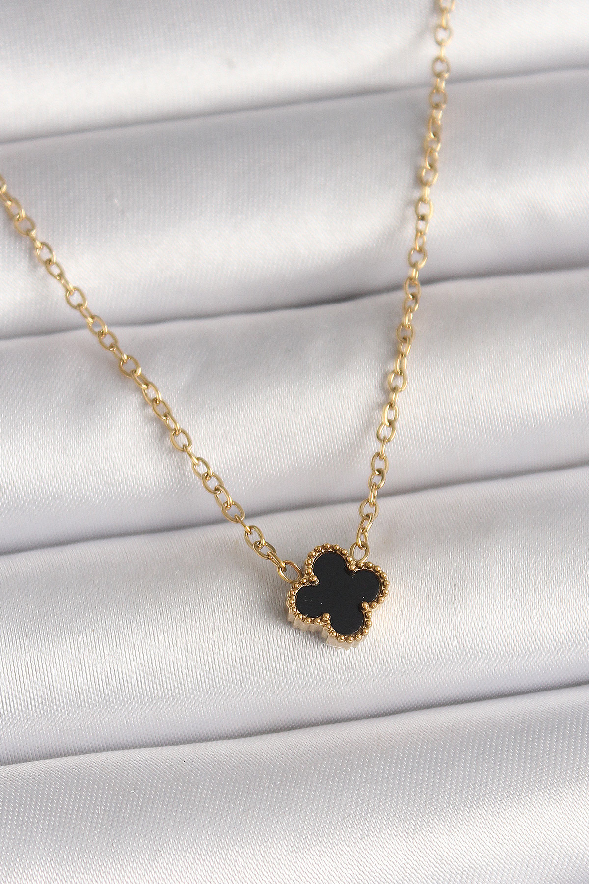 Erb%20316L%20Çelik%20Gold%20Renk%20Siyah%20Yonca%20Model%20Kadın%20Kolye