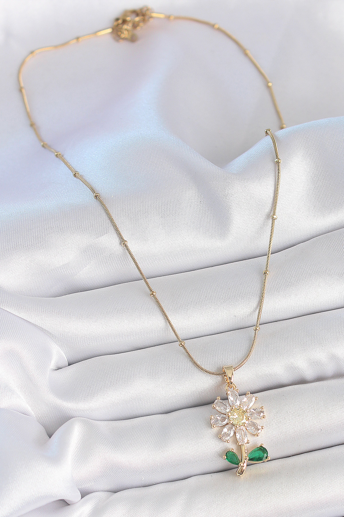 Erb%20316L%20Çelik%20Gold%20Renk%20Minimal%20Topçuk%20Zincir%20Zirkon%20Taşlı%20Papatya%20Model%20Kadın%20Kolye