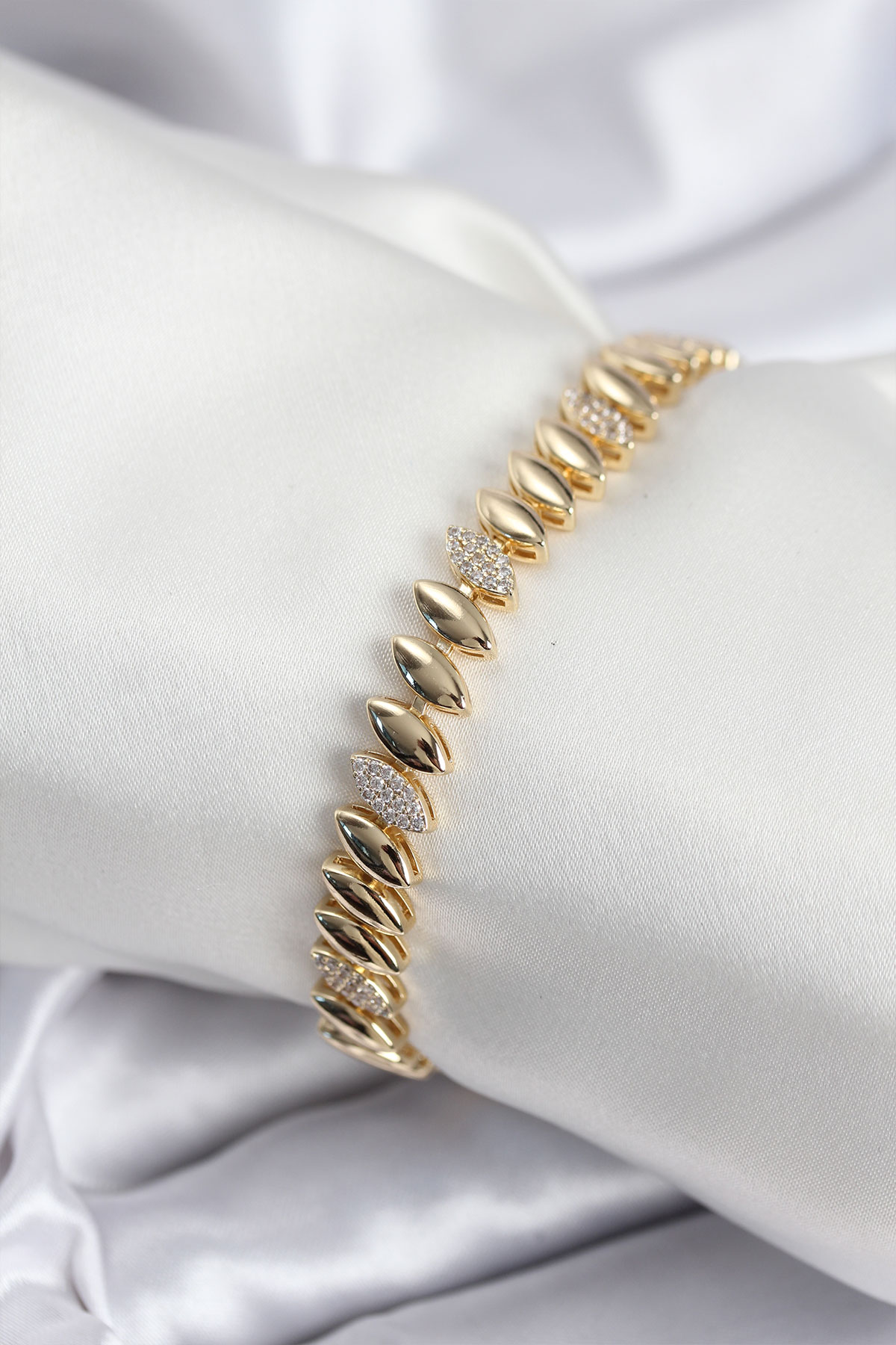 Erb Pirinç VIP Seri Gold Renk Arpa Model Kadın Bileklik