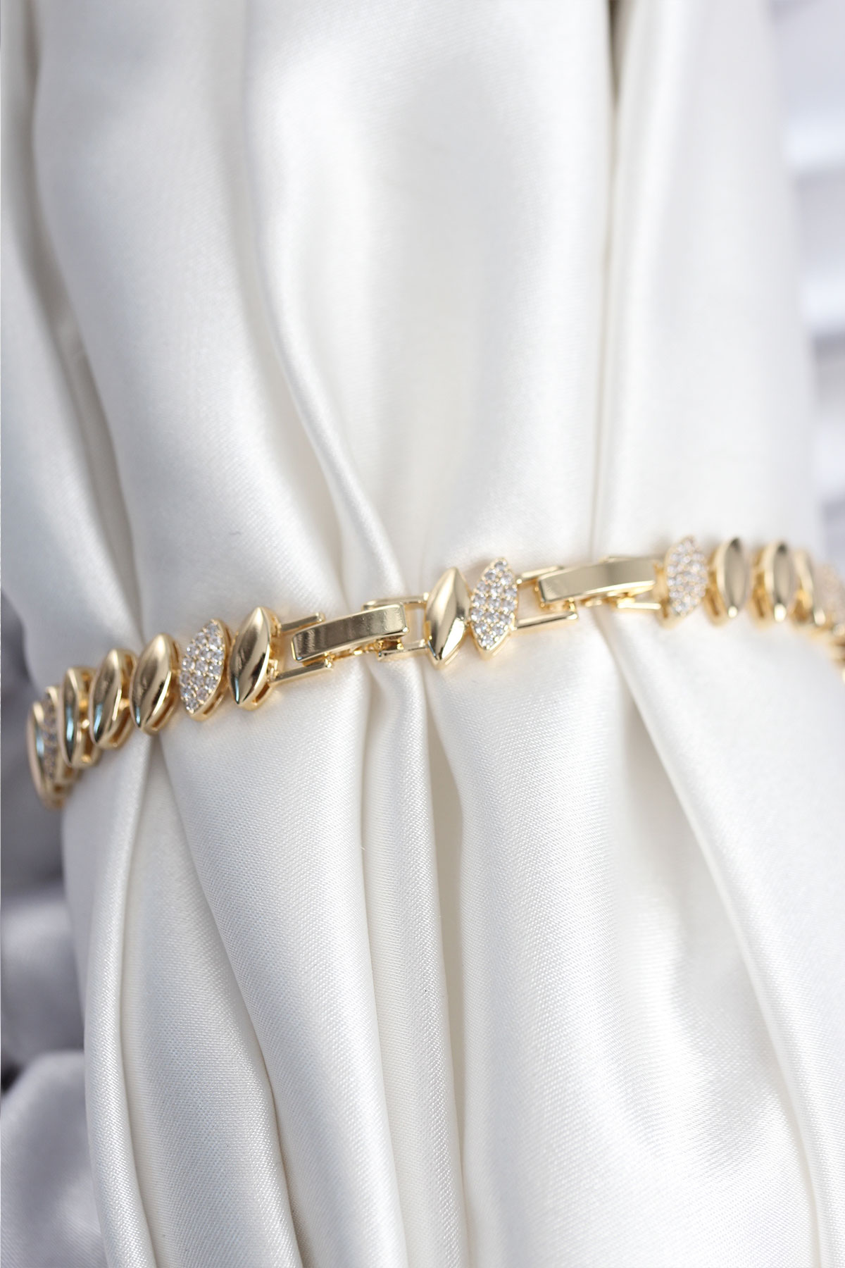 Erb Pirinç VIP Seri Gold Renk Arpa Model Kadın Bileklik