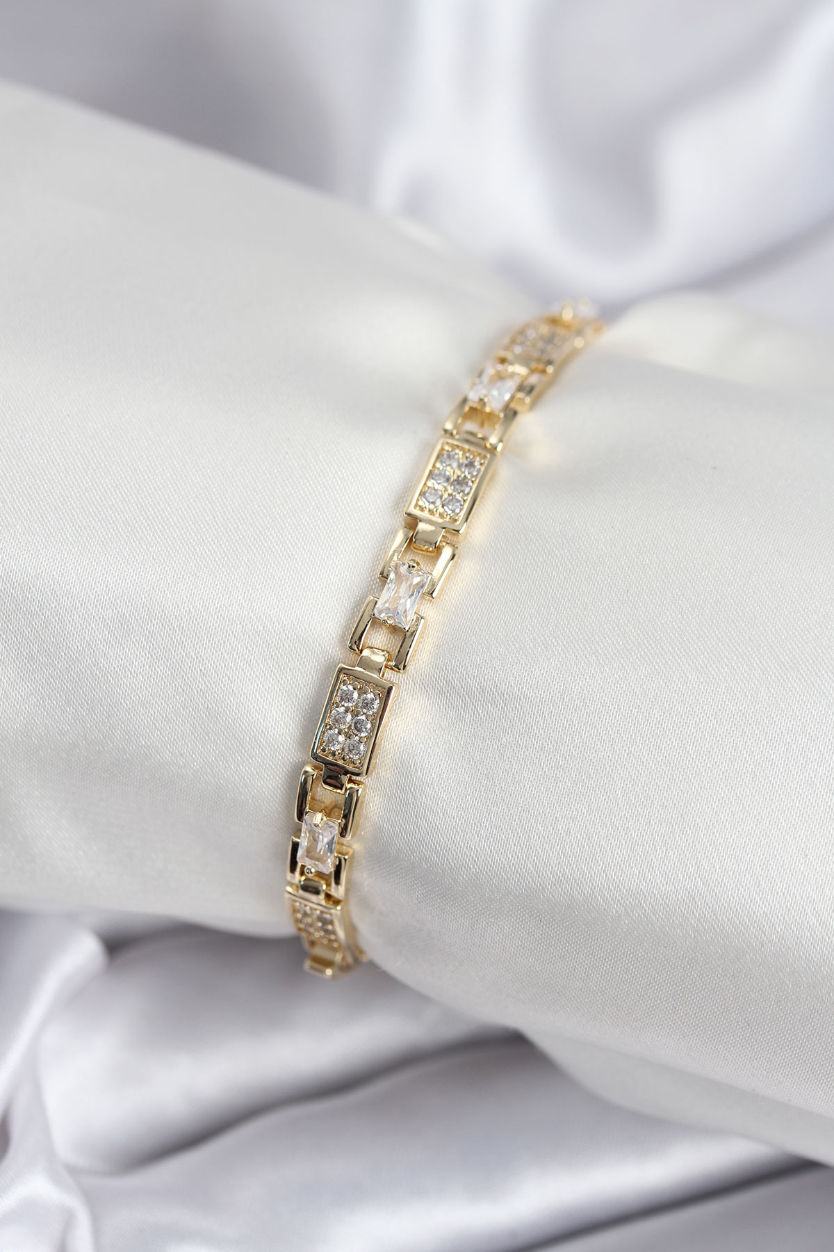 Erb Pirinç VIP Seri Gold Renk Zirkon Taşlı Model Kadın Bileklik