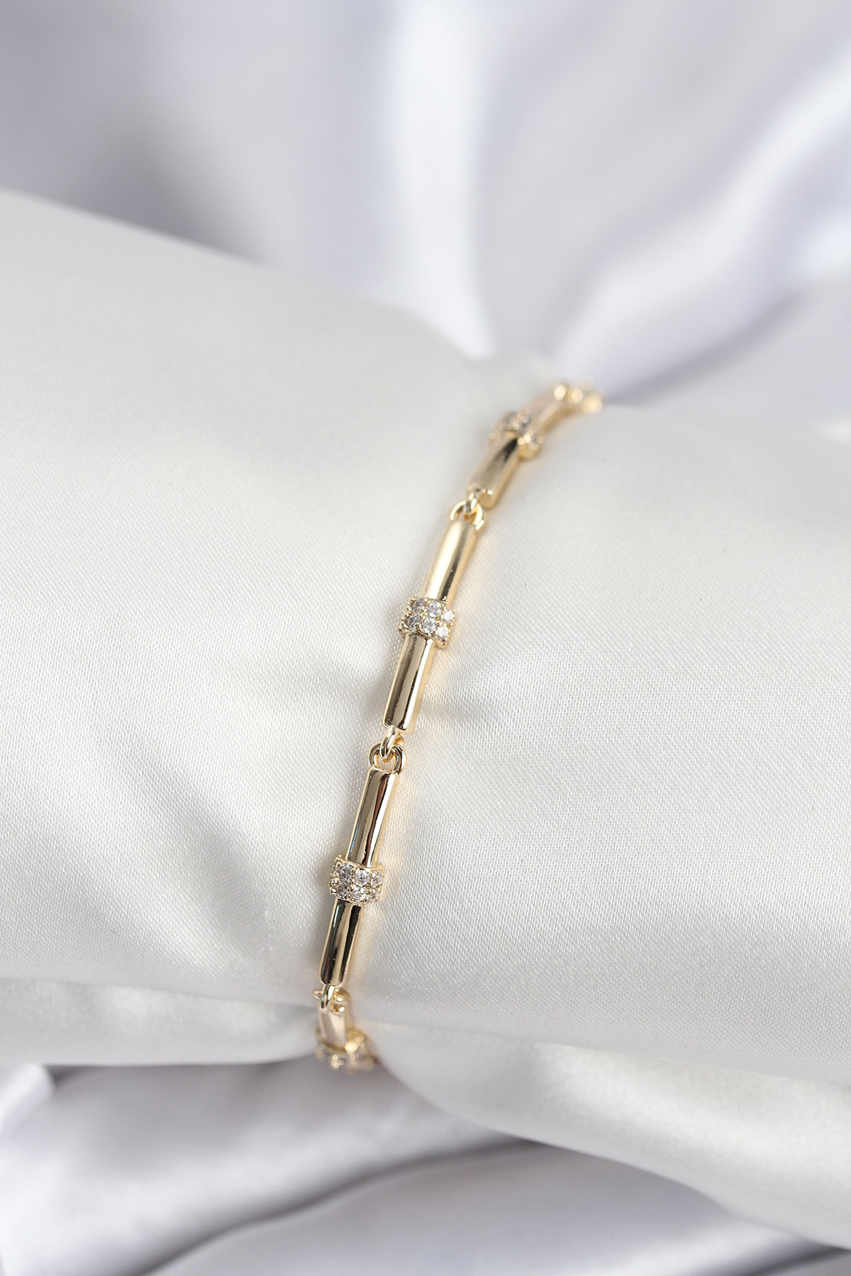 Erb Pirinç VIP Seri Gold Renk Parçalı Model Zirkon Taşlı Kadın Bileklik