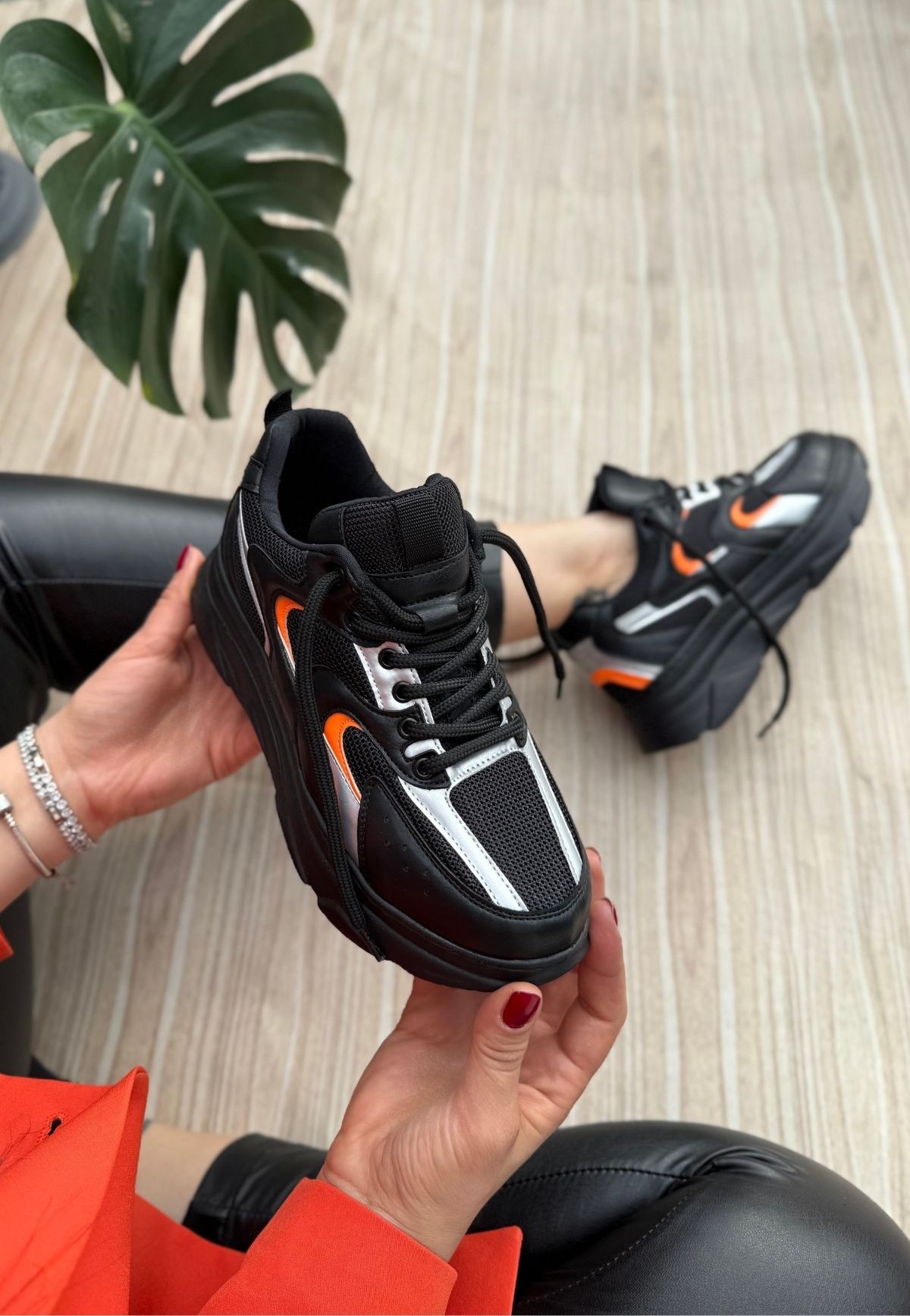 Cata%20Siyah%20Cilt%20Turuncu%20Detaylı%20Spor%20Ayakkabı