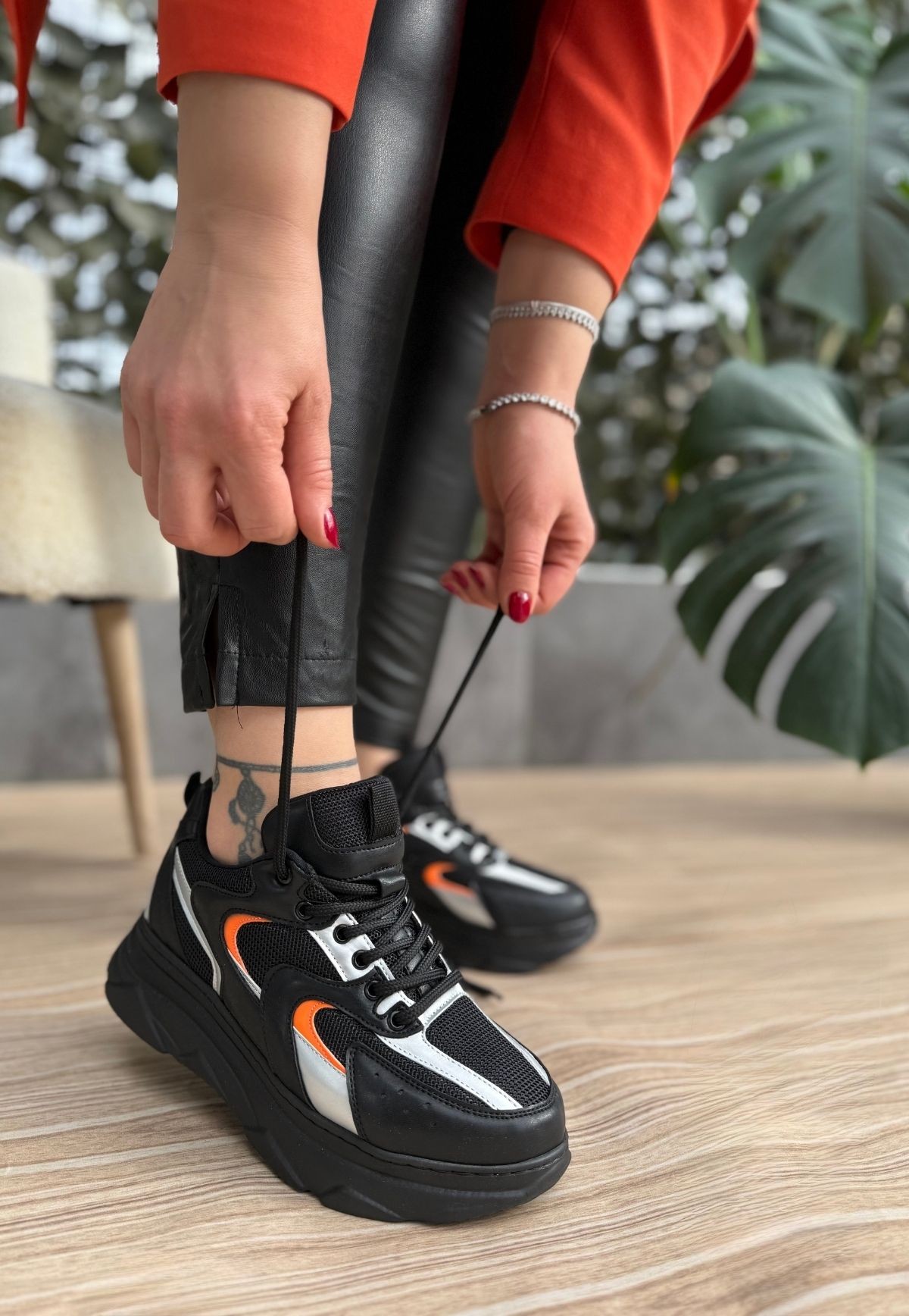 Cata%20Siyah%20Cilt%20Turuncu%20Detaylı%20Spor%20Ayakkabı