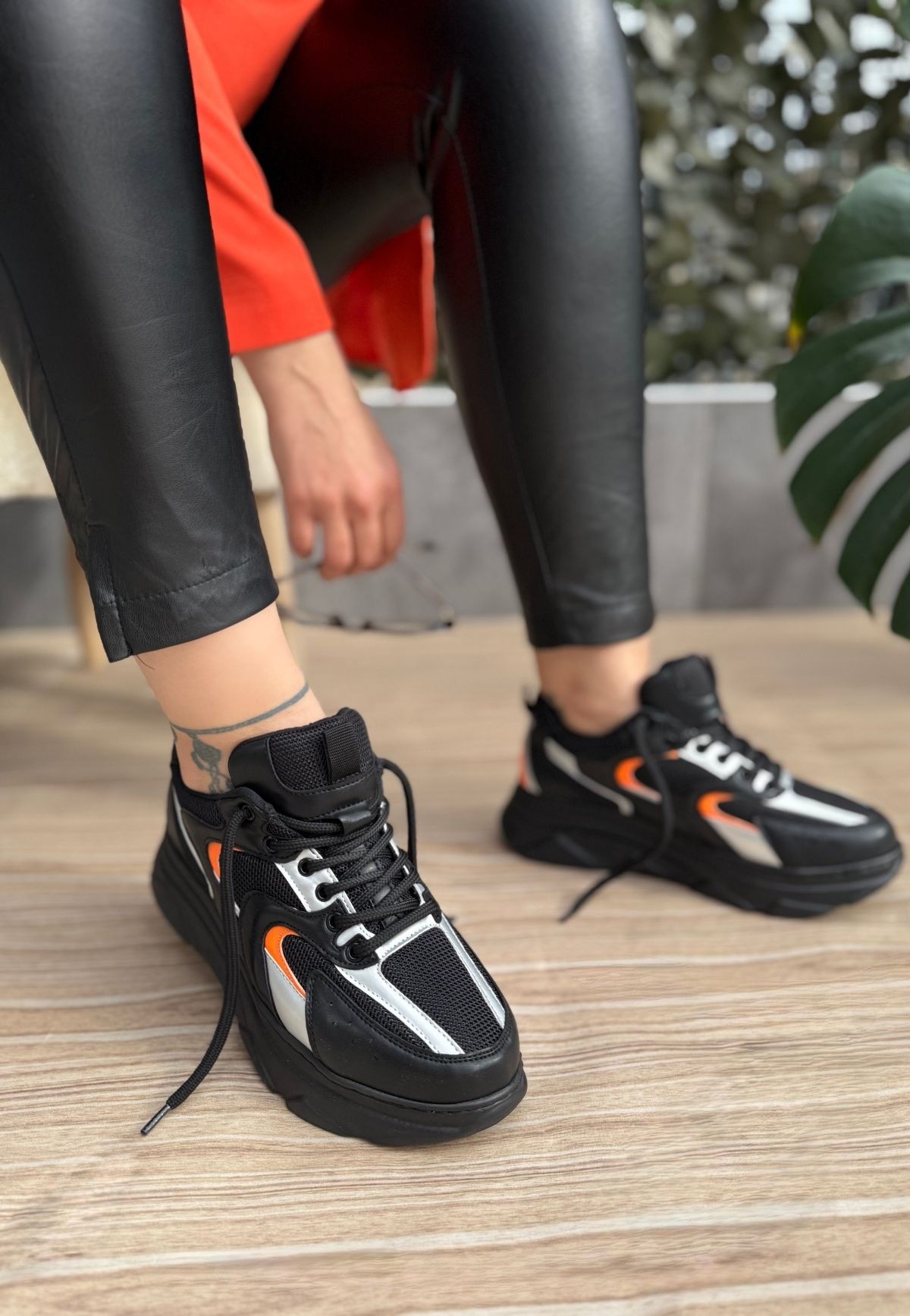Cata%20Siyah%20Cilt%20Turuncu%20Detaylı%20Spor%20Ayakkabı