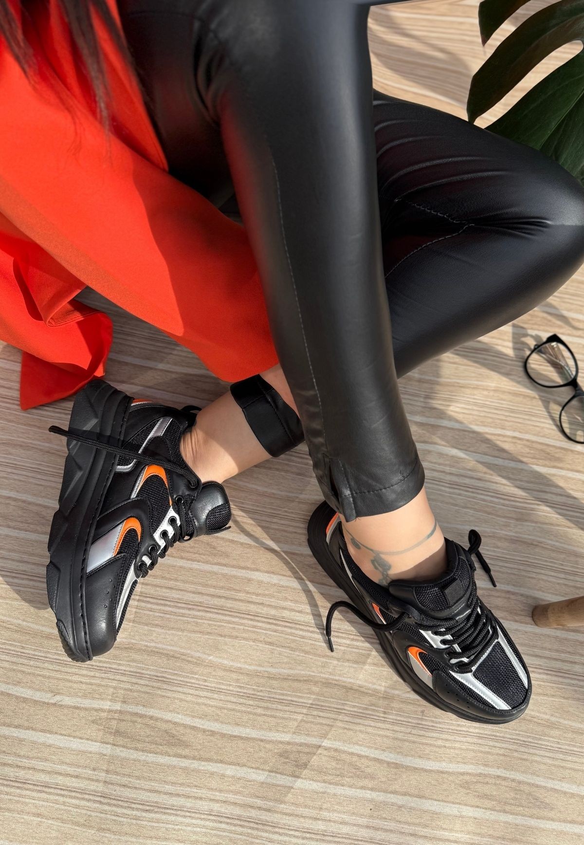 Cata%20Siyah%20Cilt%20Turuncu%20Detaylı%20Spor%20Ayakkabı