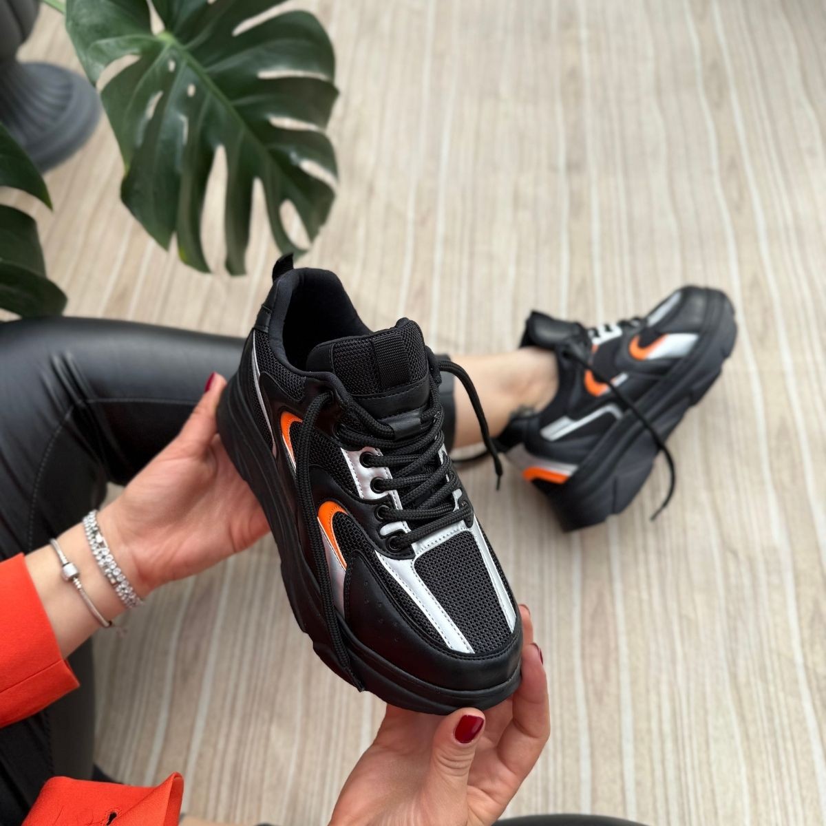 Cata%20Siyah%20Cilt%20Turuncu%20Detaylı%20Spor%20Ayakkabı
