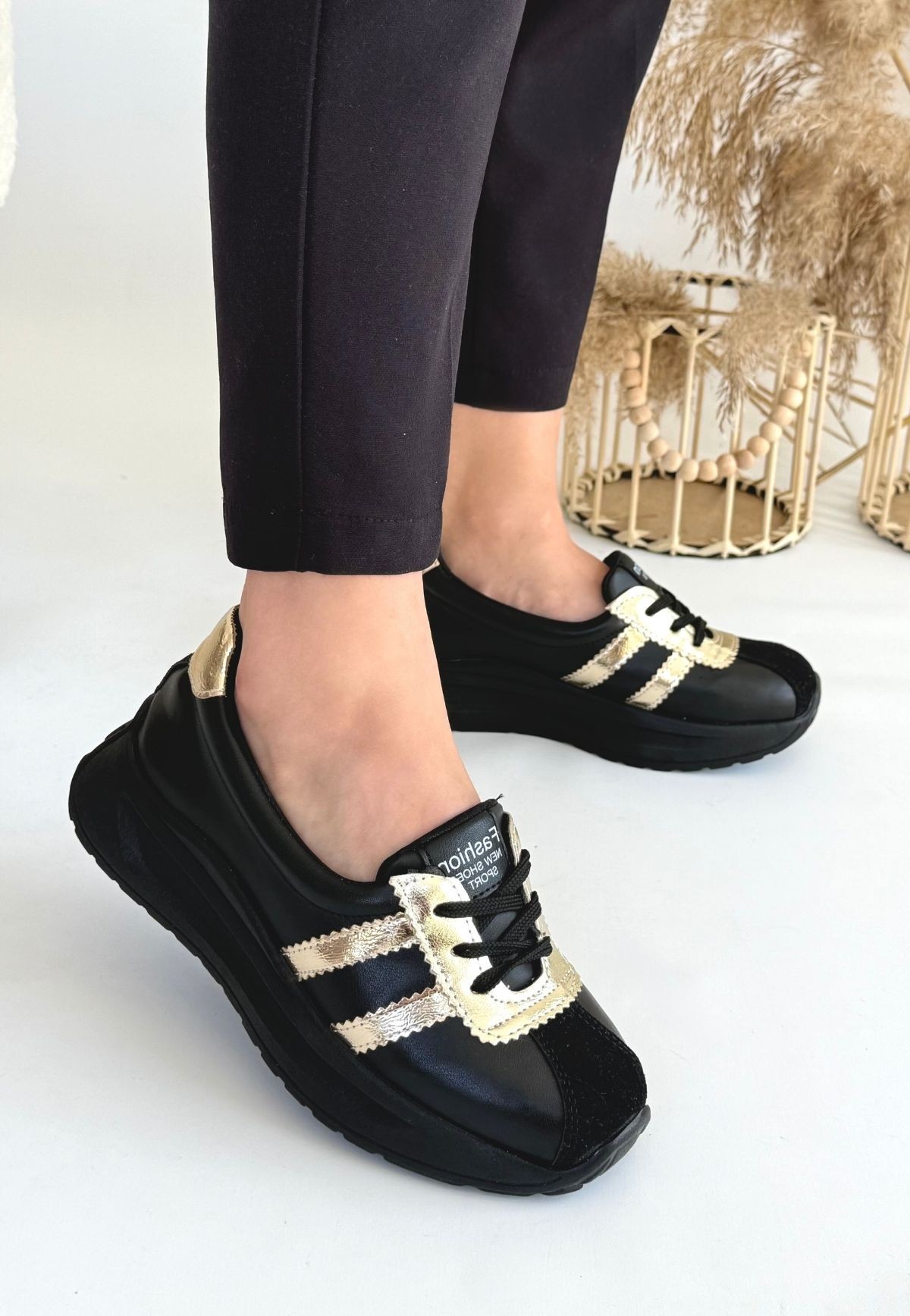 Shat%20Siyah%20Cilt%20Gold%20Şeritli%20Spor%20Ayakkabı