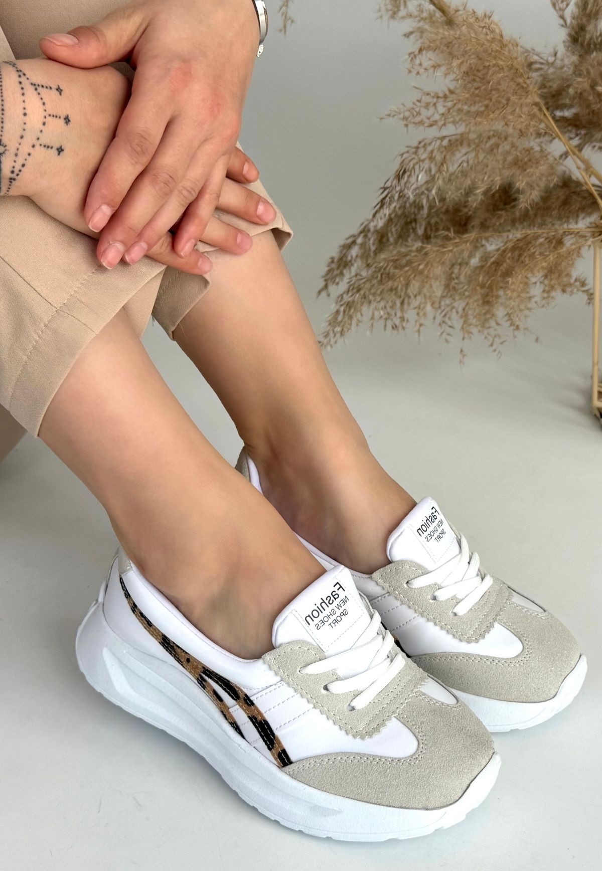 Zitta%20Beyaz%20Cilt%20Leopar%20Detaylı%20Spor%20Ayakkabı