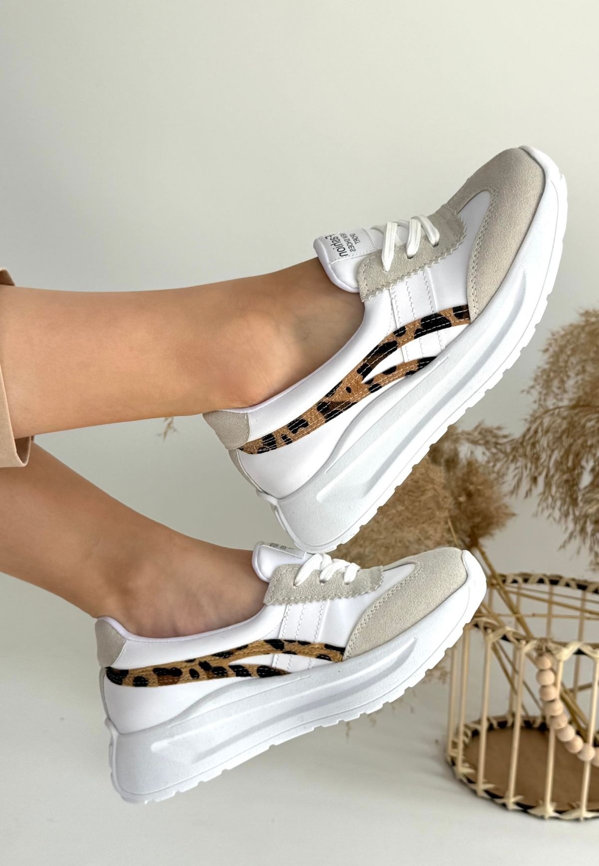 Zitta%20Beyaz%20Cilt%20Leopar%20Detaylı%20Spor%20Ayakkabı