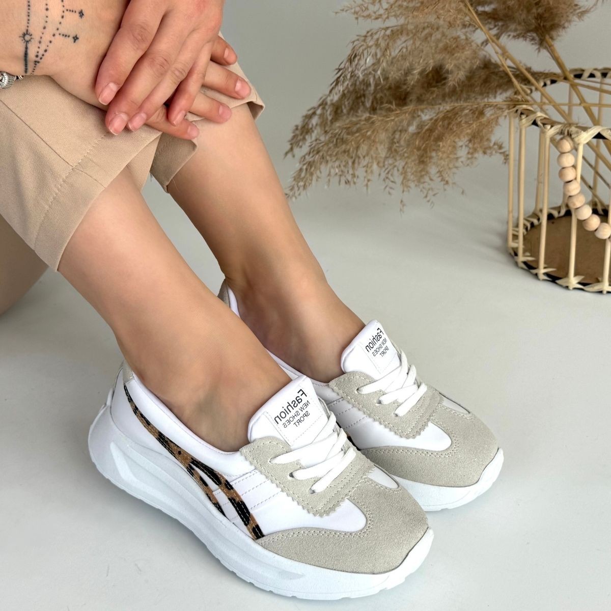 Zitta%20Beyaz%20Cilt%20Leopar%20Detaylı%20Spor%20Ayakkabı