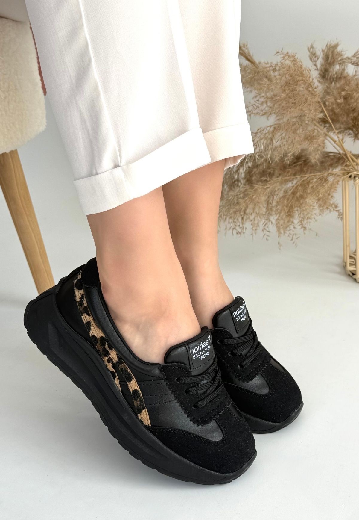 Zitta%20Siyah%20Cilt%20Leopar%20Detaylı%20Spor%20Ayakkabı