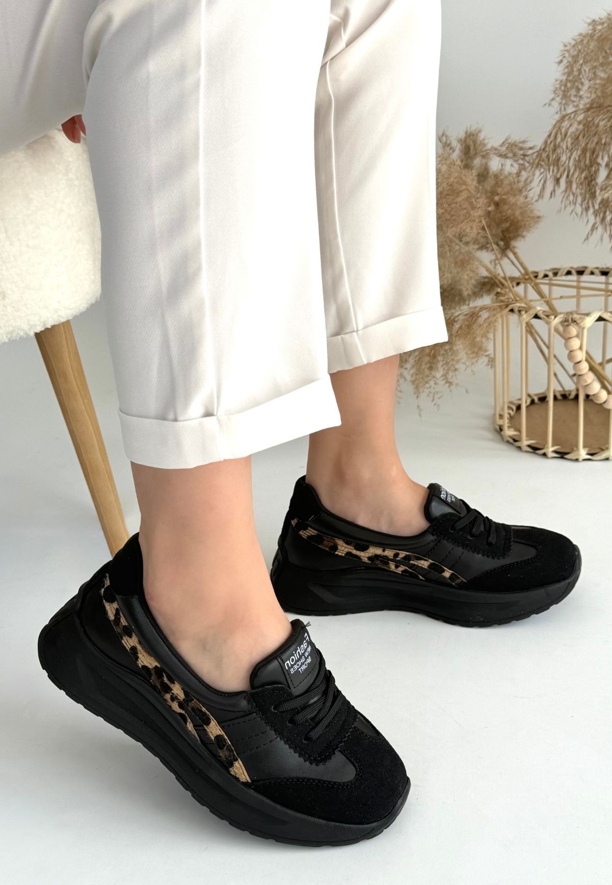 Zitta%20Siyah%20Cilt%20Leopar%20Detaylı%20Spor%20Ayakkabı
