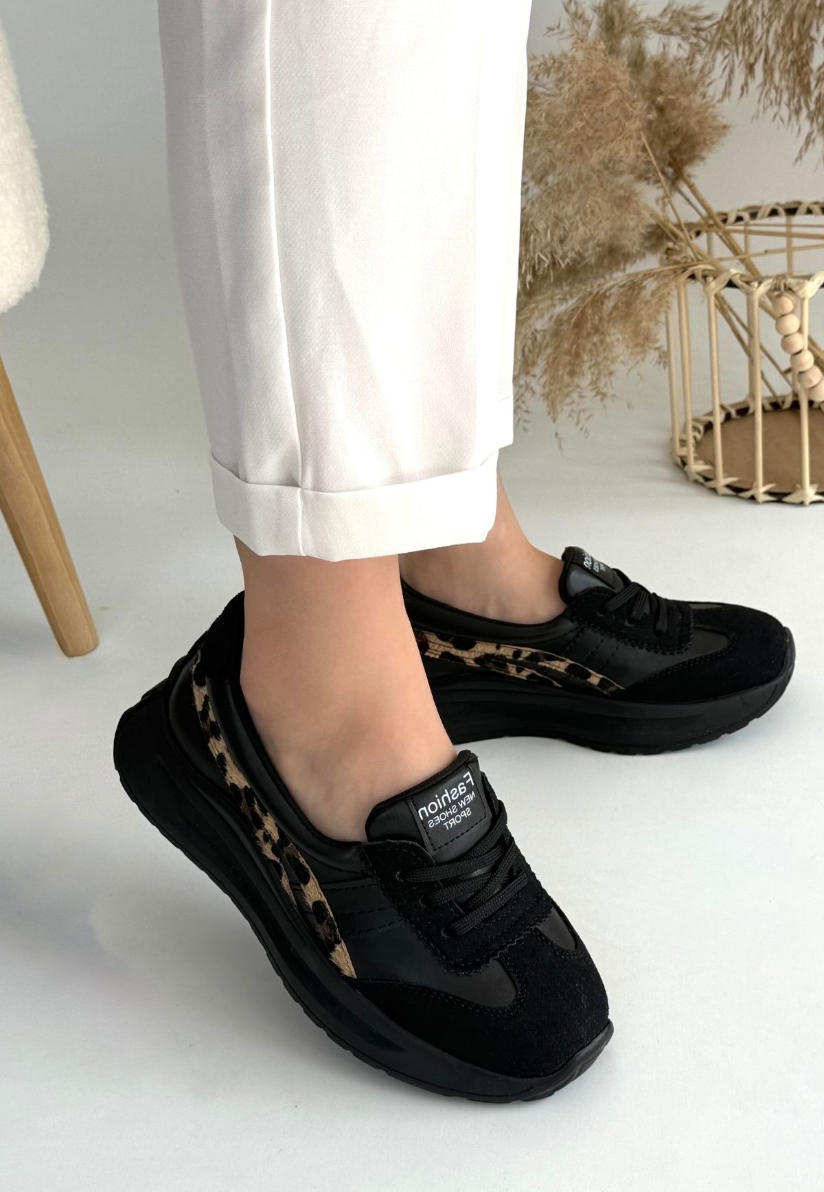Zitta%20Siyah%20Cilt%20Leopar%20Detaylı%20Spor%20Ayakkabı
