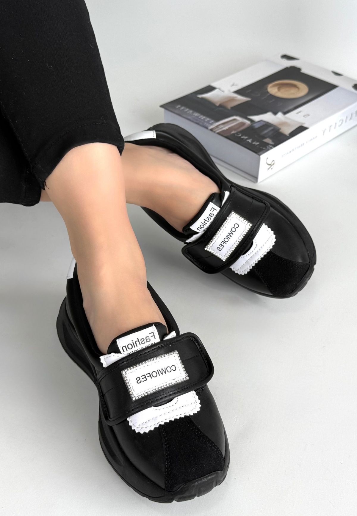 Lilay%20Siyah%20Cilt%20Beyaz%20Detaylı%20Spor%20Ayakkabı