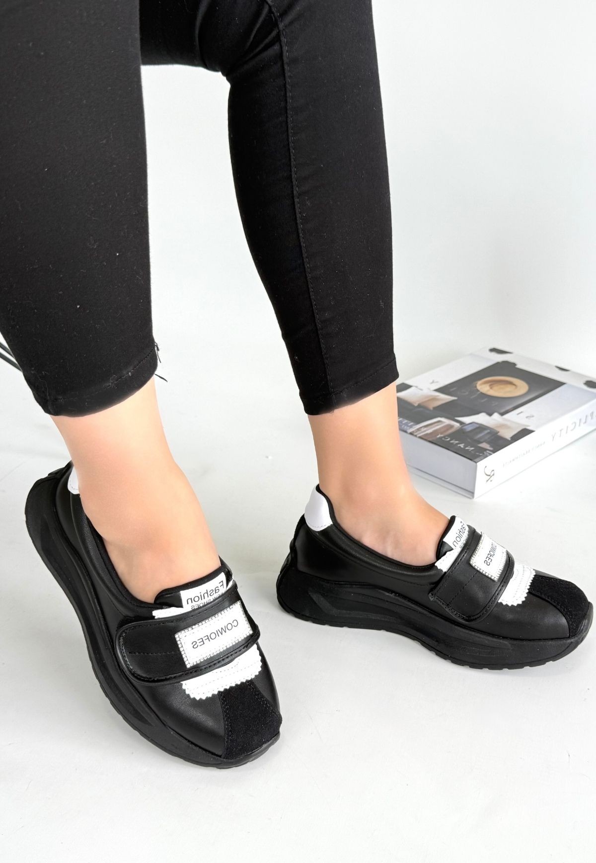 Lilay%20Siyah%20Cilt%20Beyaz%20Detaylı%20Spor%20Ayakkabı