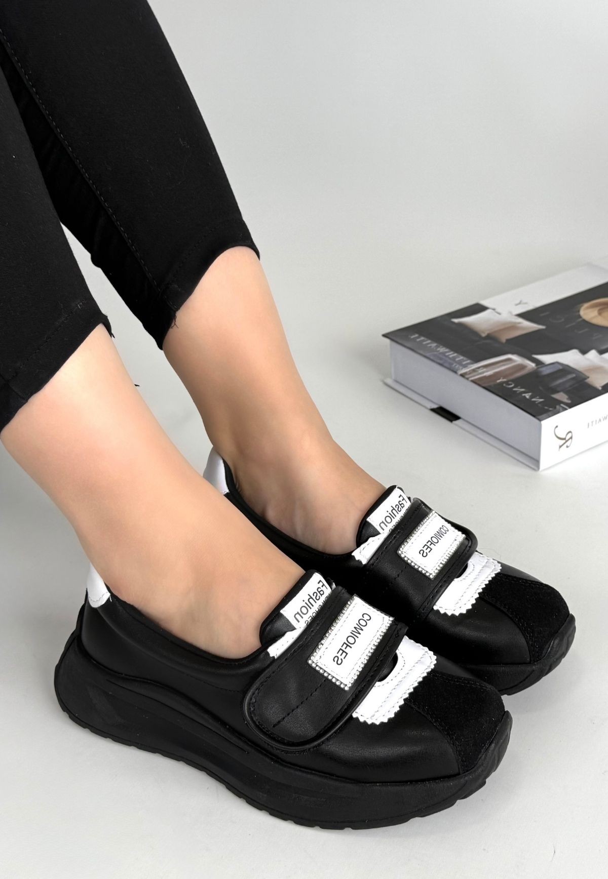 Lilay%20Siyah%20Cilt%20Beyaz%20Detaylı%20Spor%20Ayakkabı