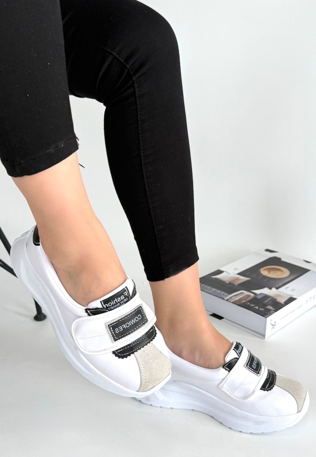 Lilay%20Beyaz%20Cilt%20Siyah%20Detaylı%20Spor%20Ayakkabı