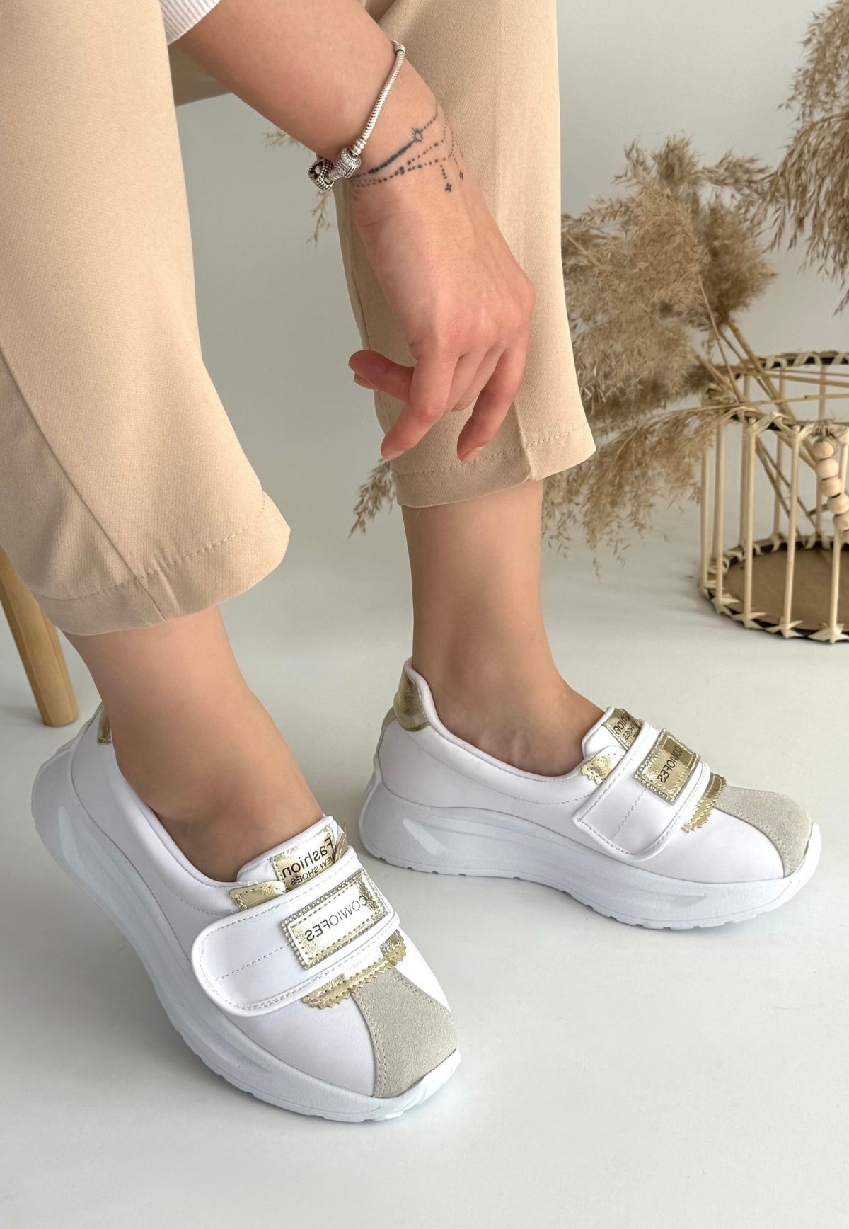 Lilay%20Beyaz%20Cilt%20Gold%20Detaylı%20Spor%20Ayakkabı