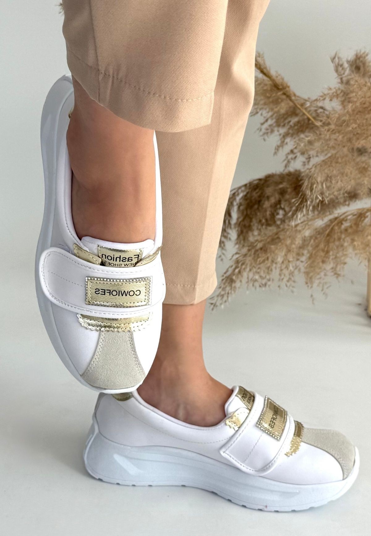 Lilay%20Beyaz%20Cilt%20Gold%20Detaylı%20Spor%20Ayakkabı