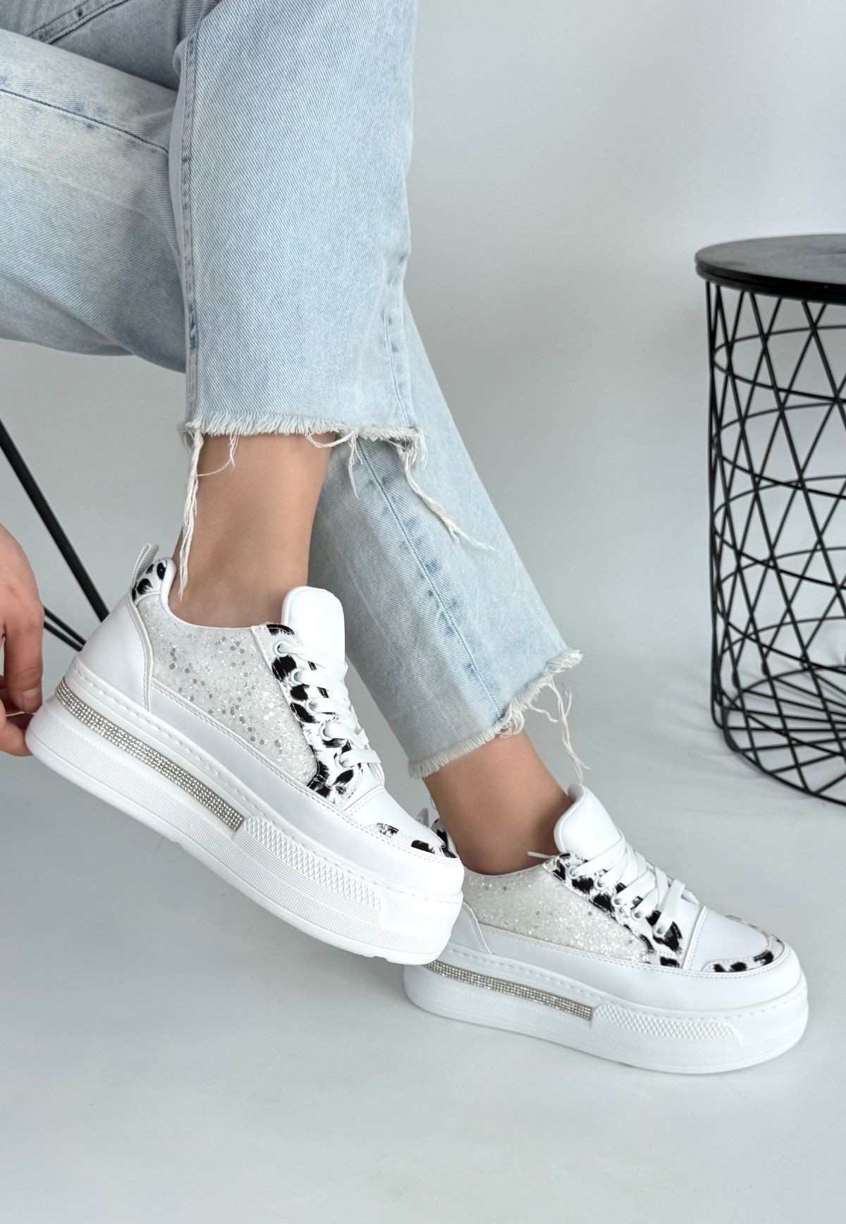 Yorna%20Beyaz%20Cilt%20Zebra%20Detaylı%20Spor%20Ayakkabı