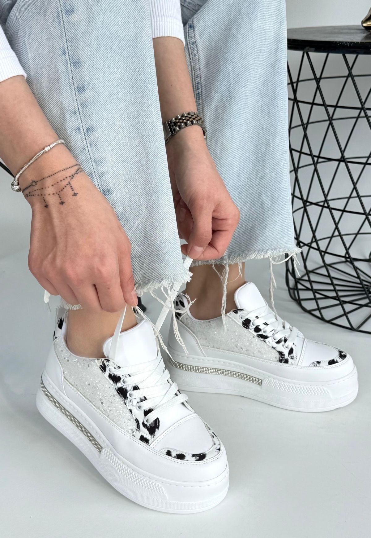 Yorna%20Beyaz%20Cilt%20Zebra%20Detaylı%20Spor%20Ayakkabı