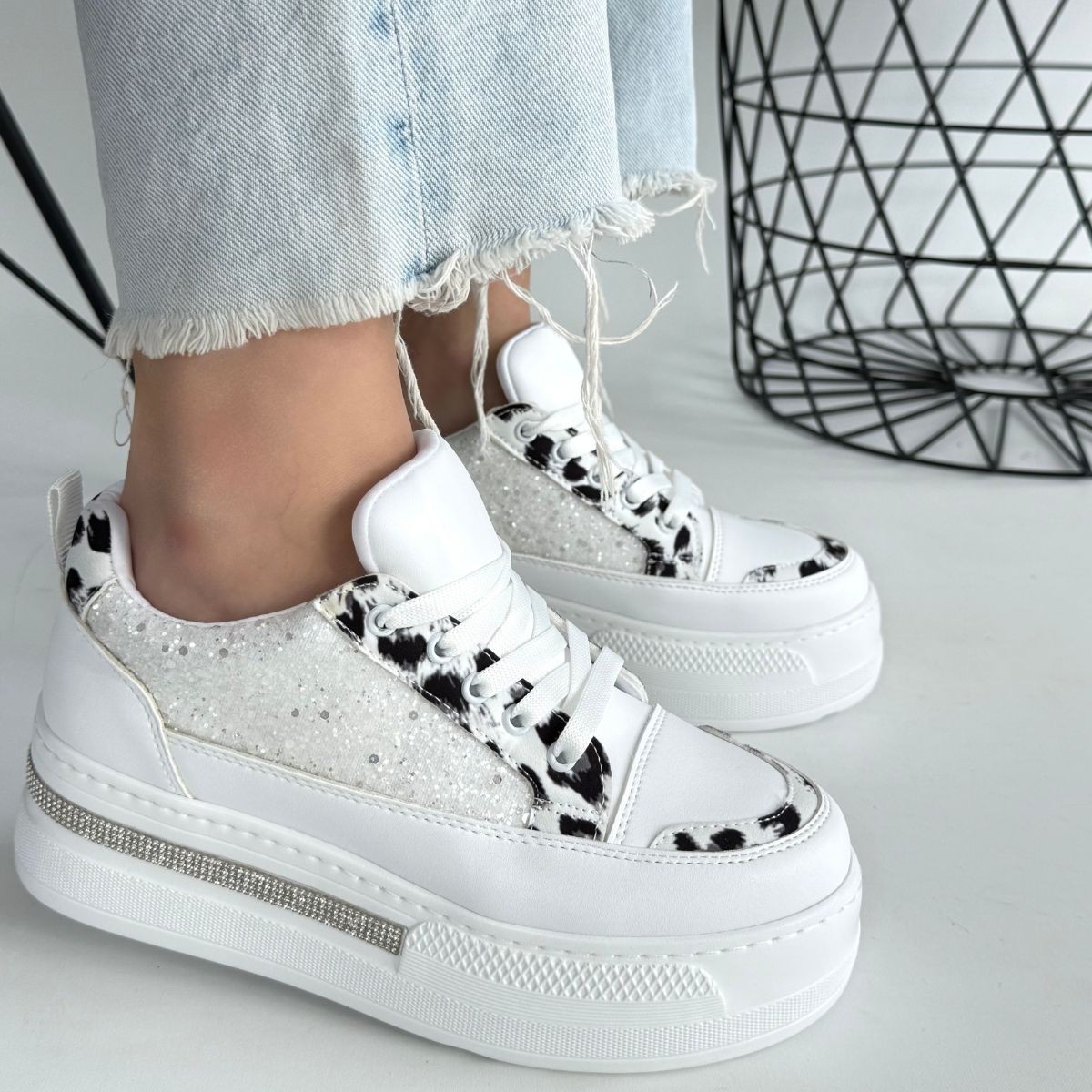 Yorna%20Beyaz%20Cilt%20Zebra%20Detaylı%20Spor%20Ayakkabı