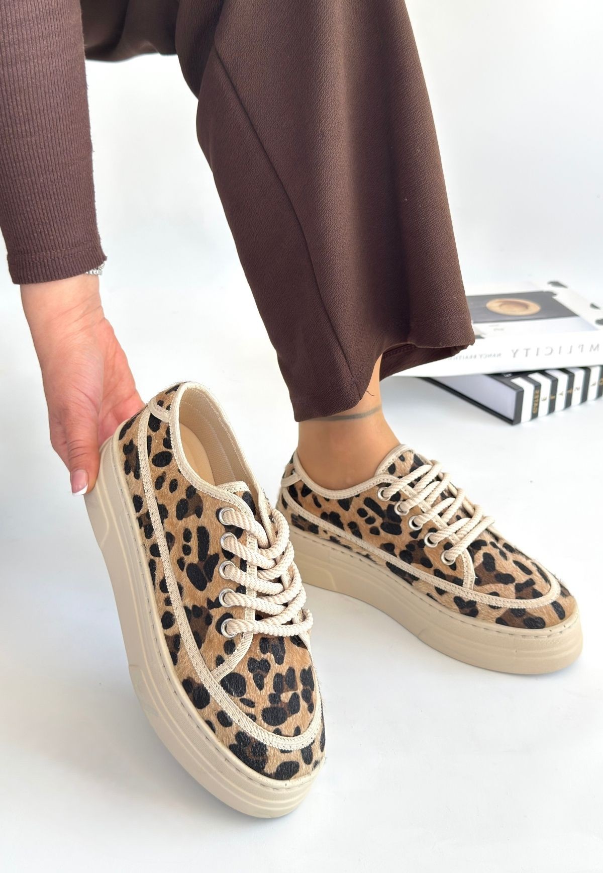 Carin%20Leopar%20Süet%20Bağcıklı%20Spor%20Ayakkabı